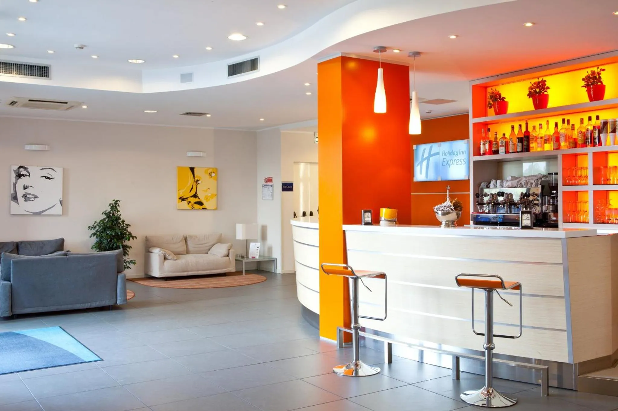 Lounge or bar in Holiday Inn Express Reggio Emilia by IHG