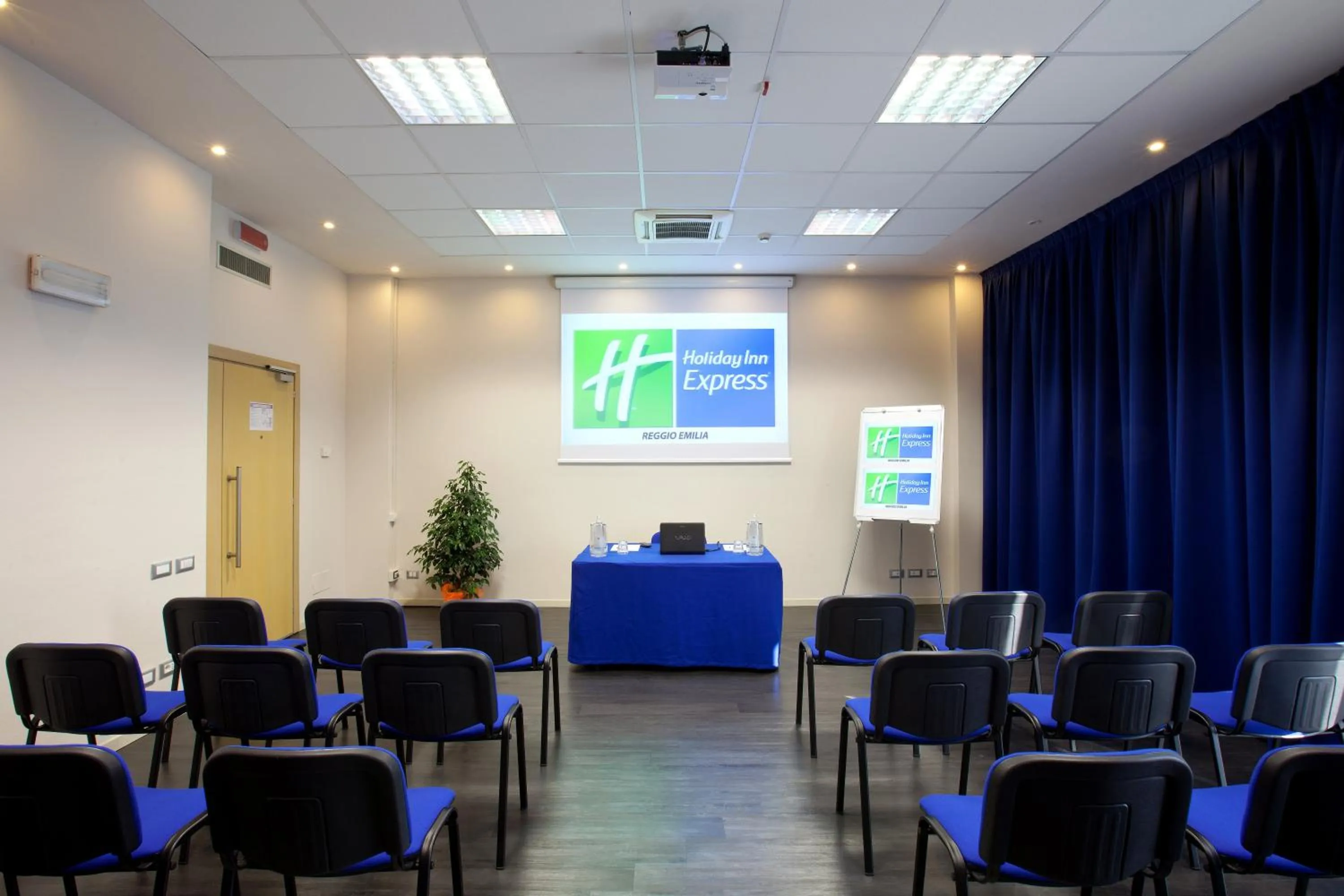 Meeting/conference room in Holiday Inn Express Reggio Emilia by IHG