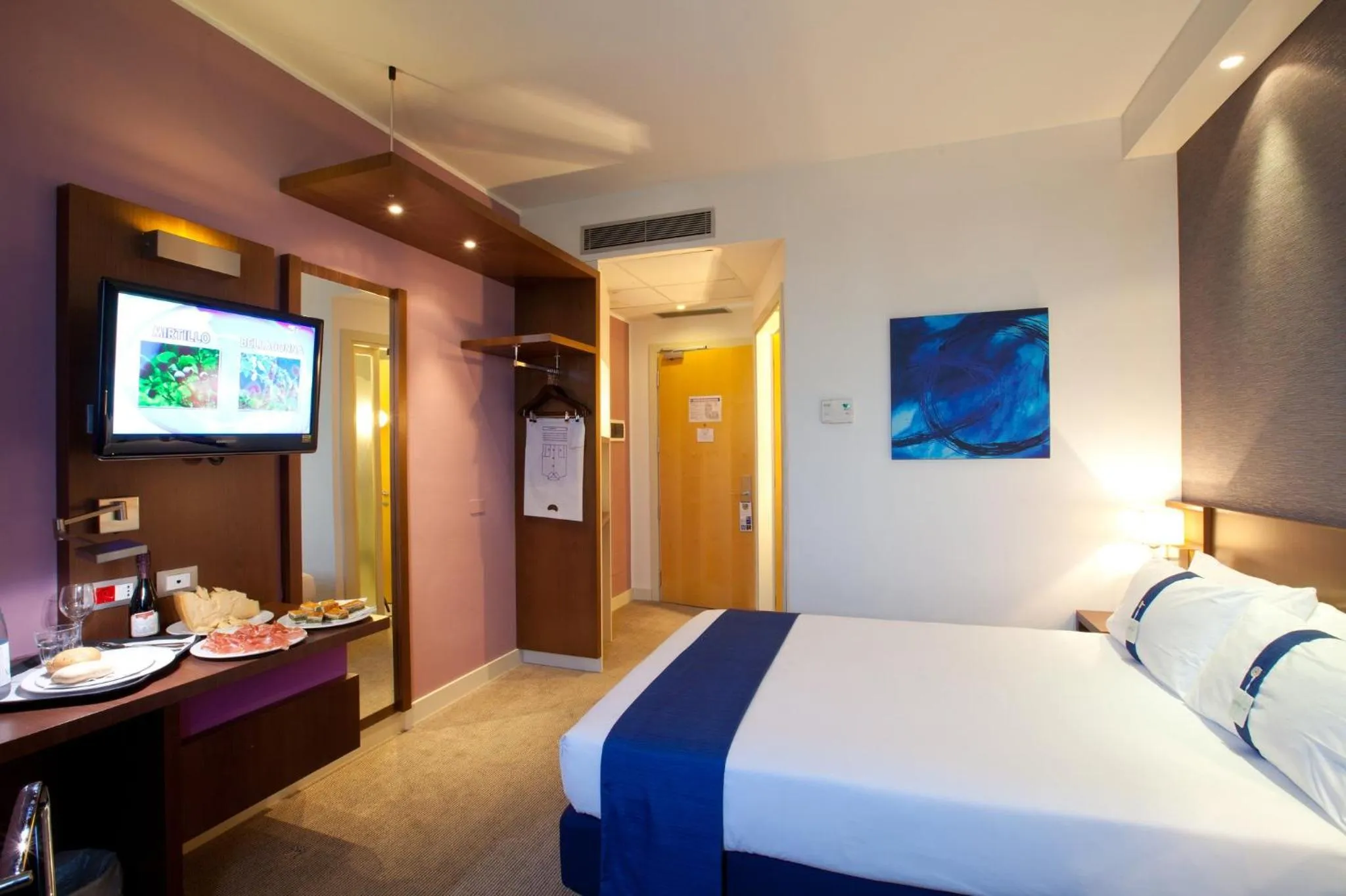 Photo of the whole room, Bed in Holiday Inn Express Reggio Emilia by IHG