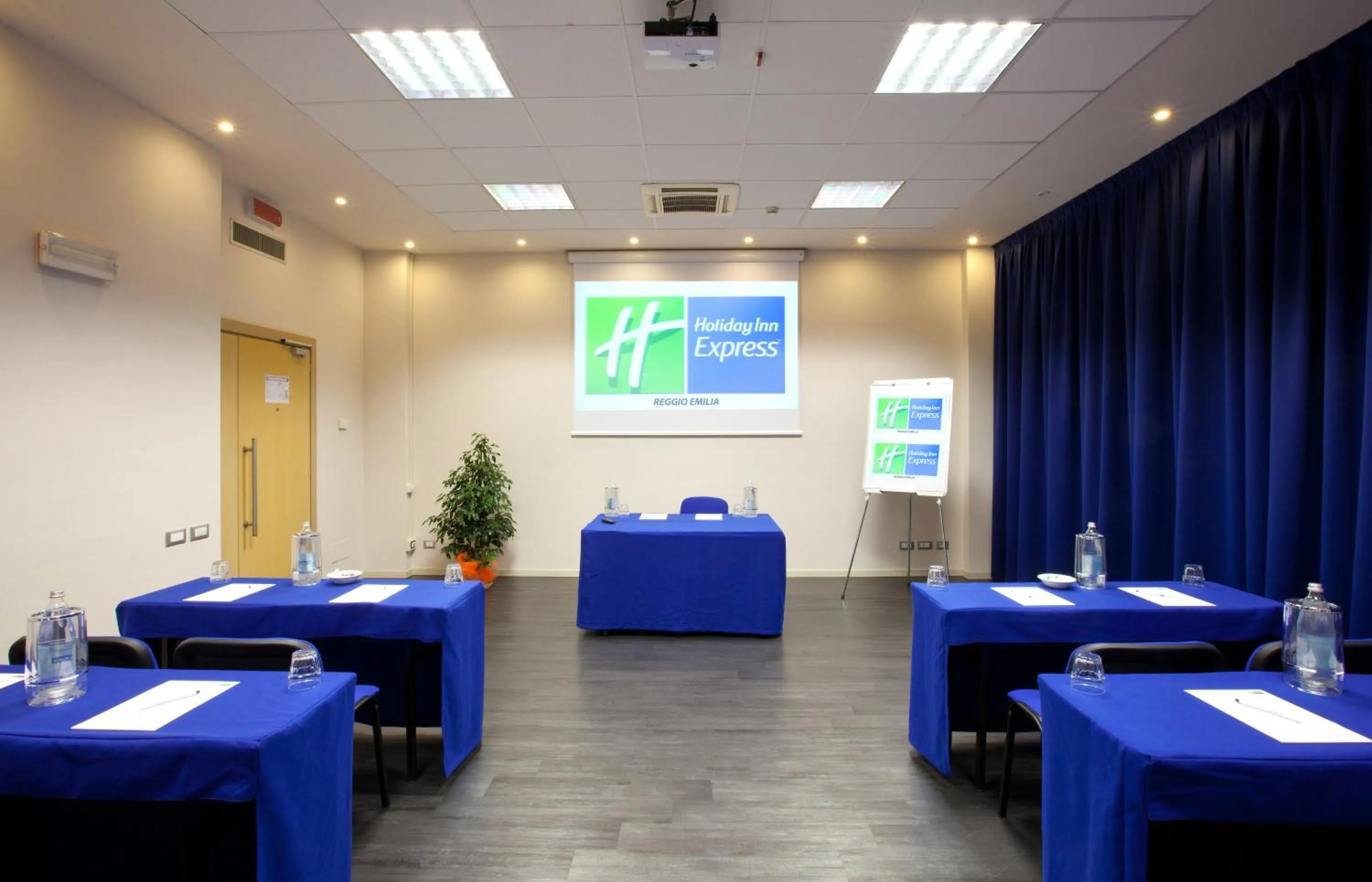 Meeting/conference room in Holiday Inn Express Reggio Emilia by IHG