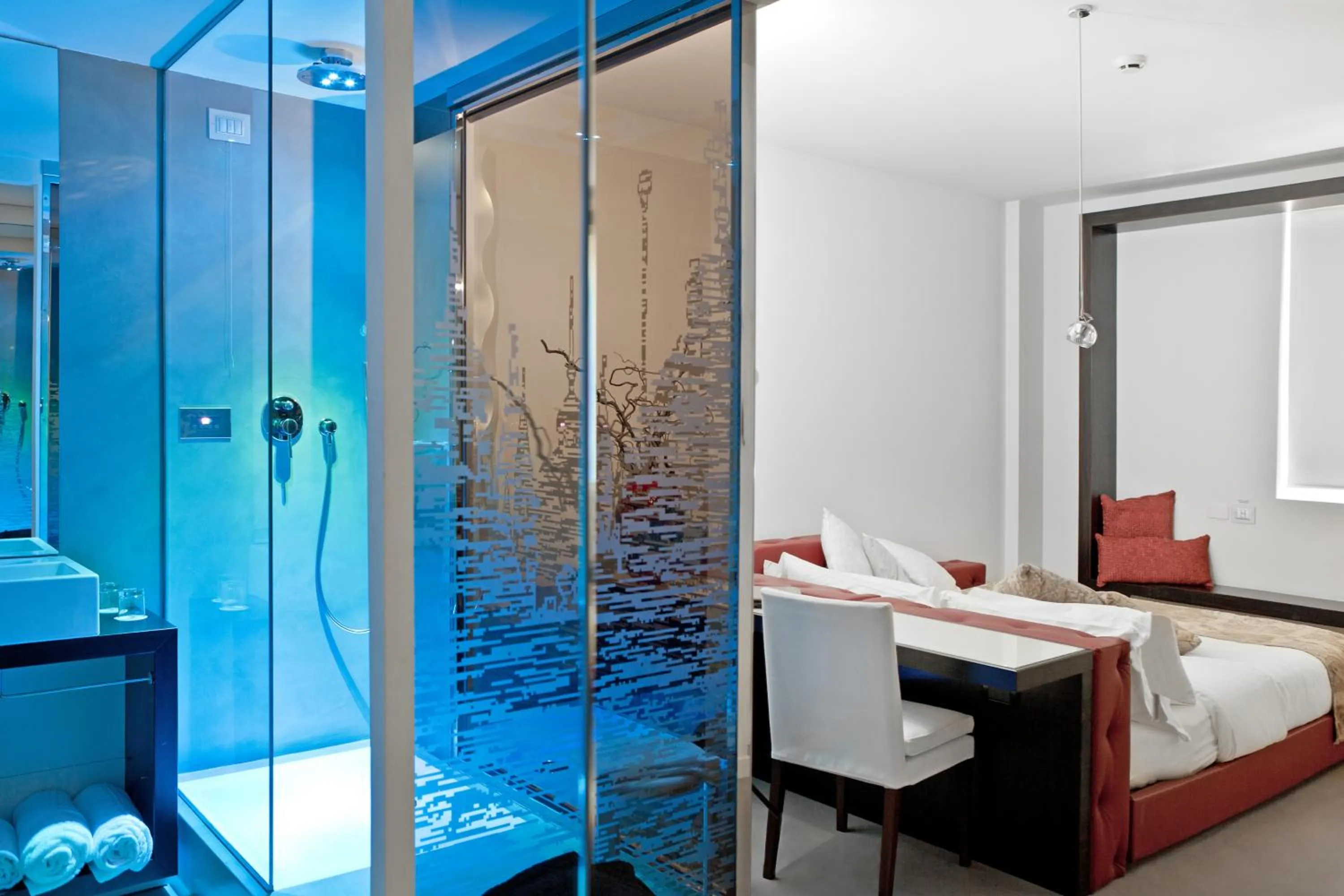 Shower, Bed in Antony Hotel - Venice Airport