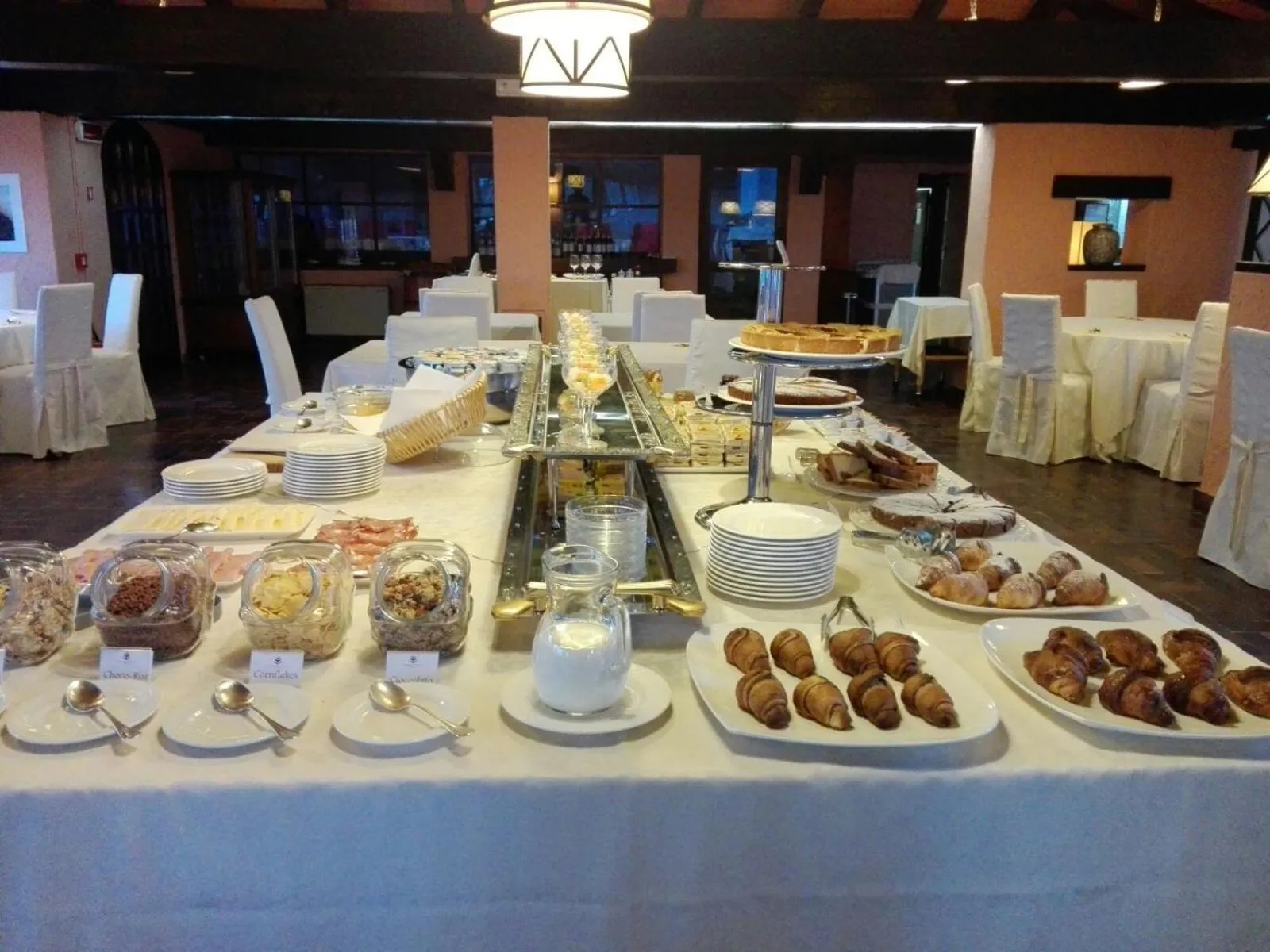 Buffet breakfast in Resort Le Picchiaie