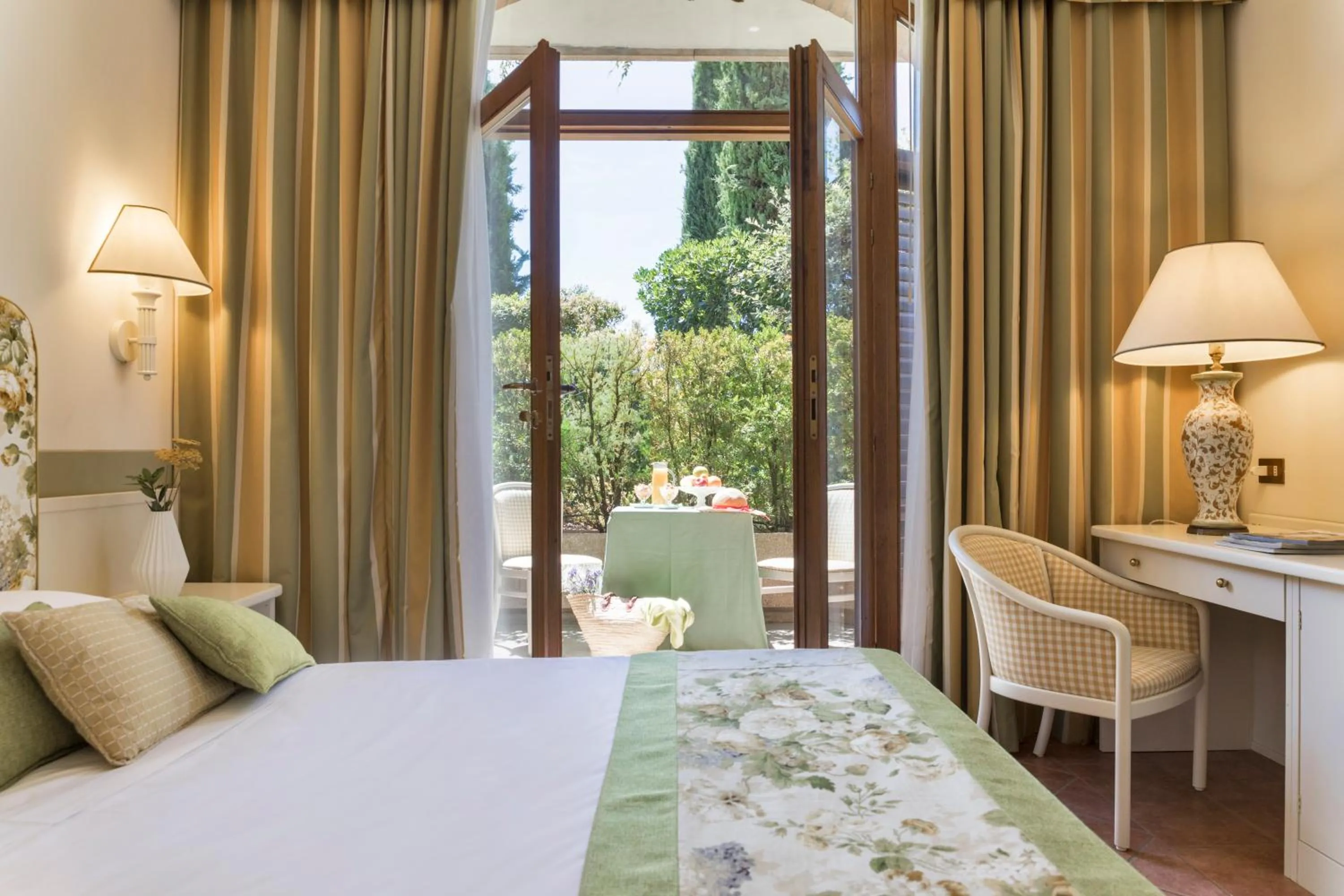 Patio, Bed in Relais Santa Chiara Hotel - Tuscany Charme