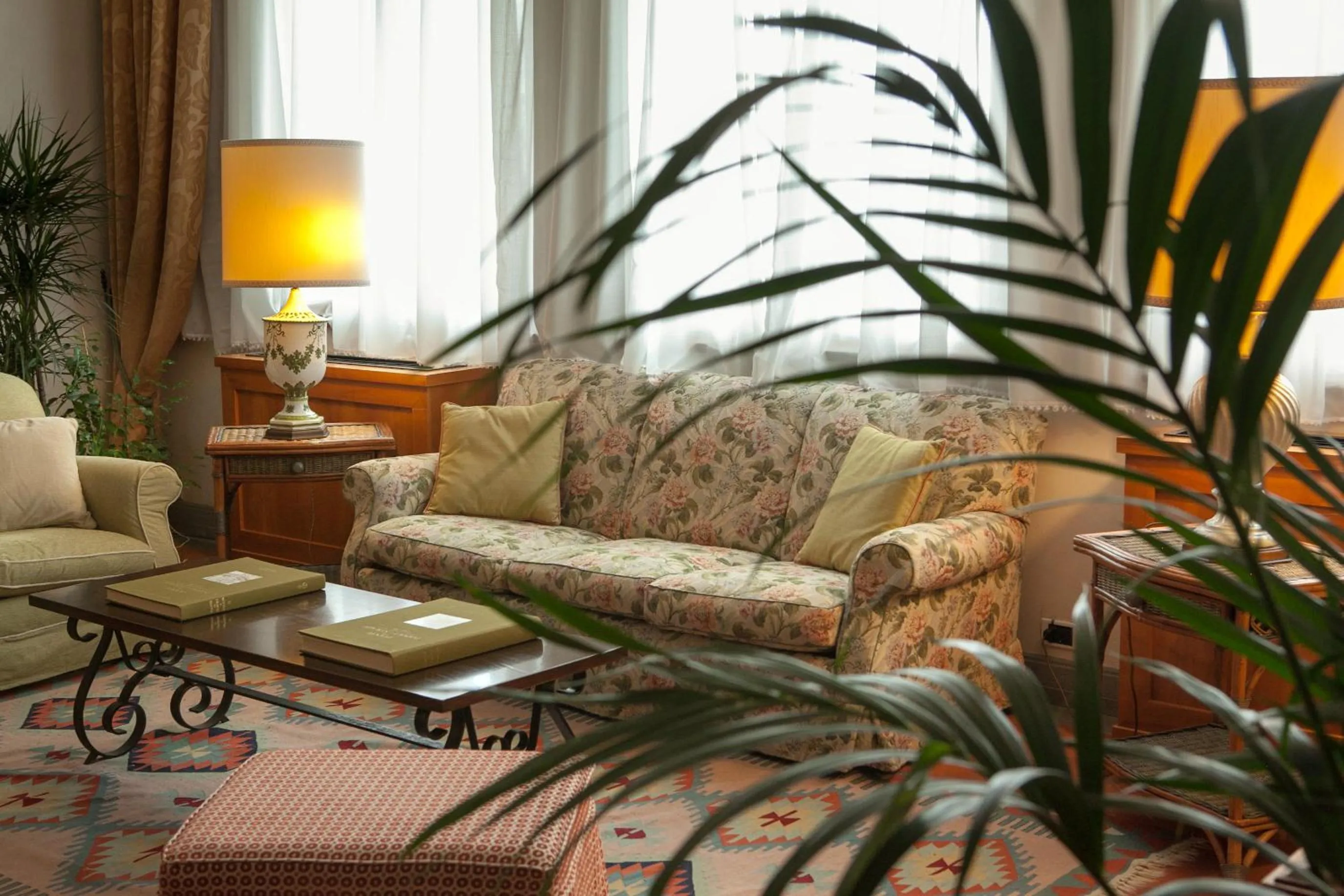 Communal lounge/ TV room in Relais Santa Chiara Hotel - Tuscany Charme