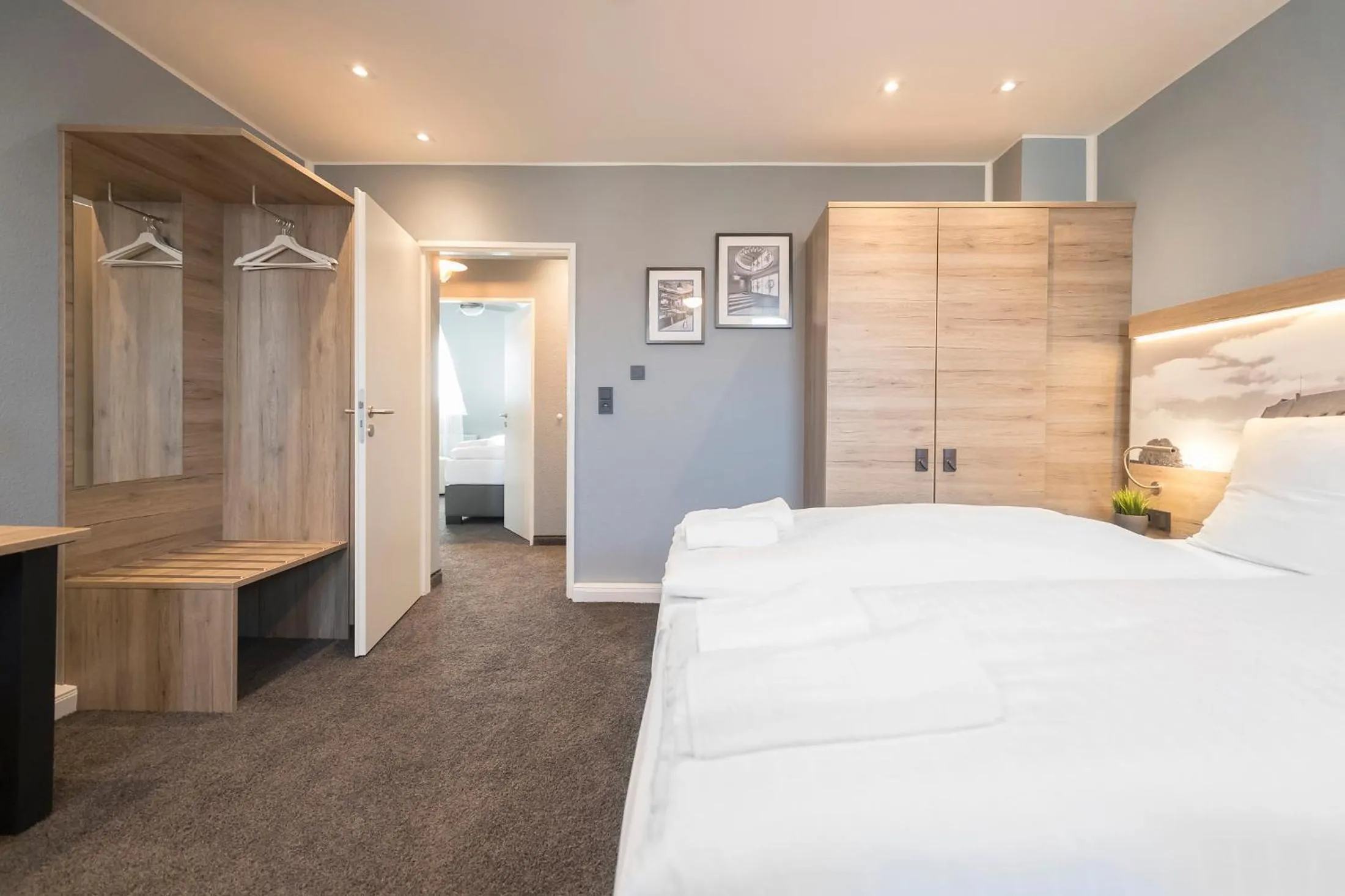 Photo of the whole room, Bed in Riverview Apartments by dasPaul