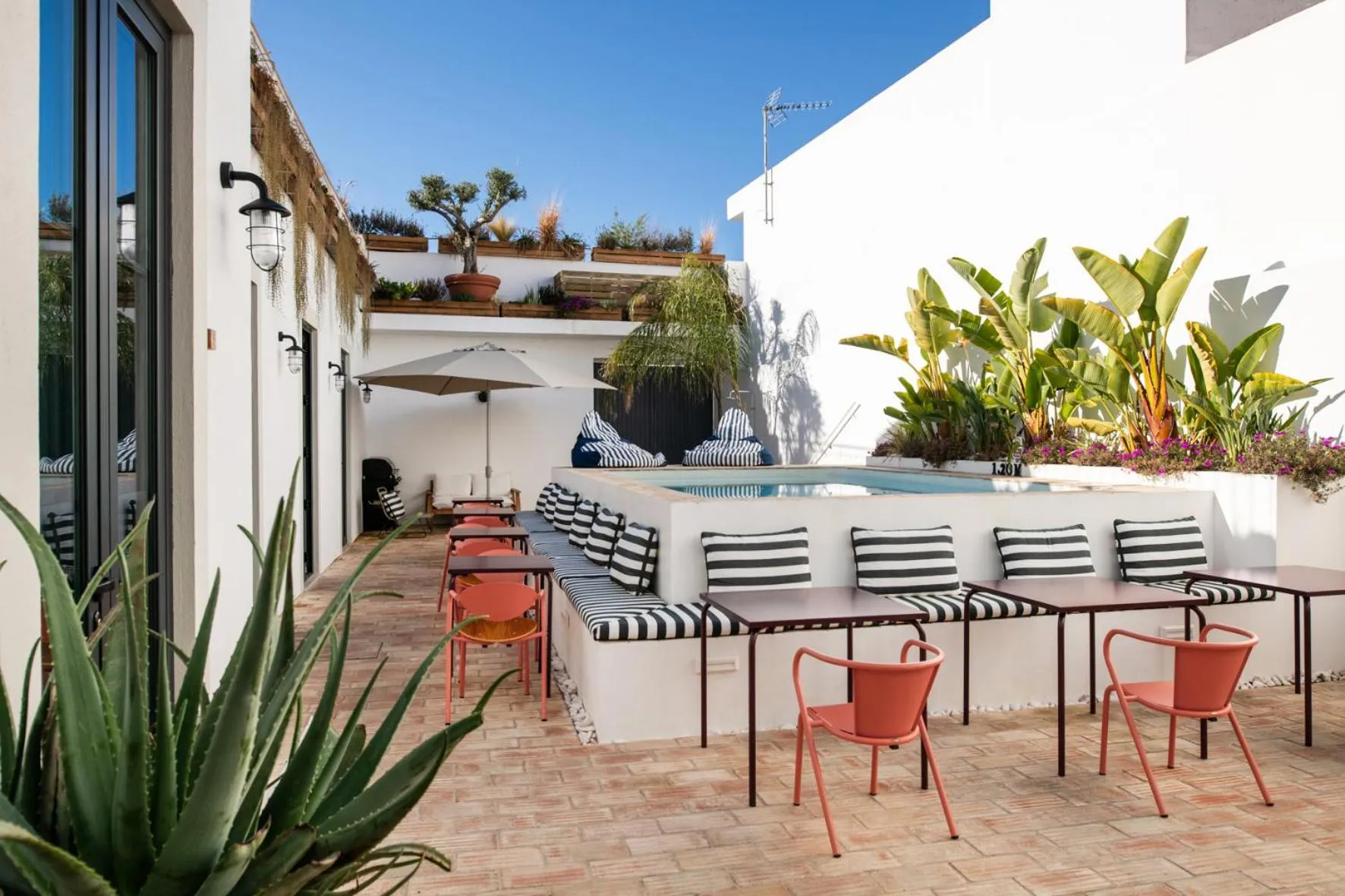 Property building in Casa Rosa Villa with Pool in Olhao Centre