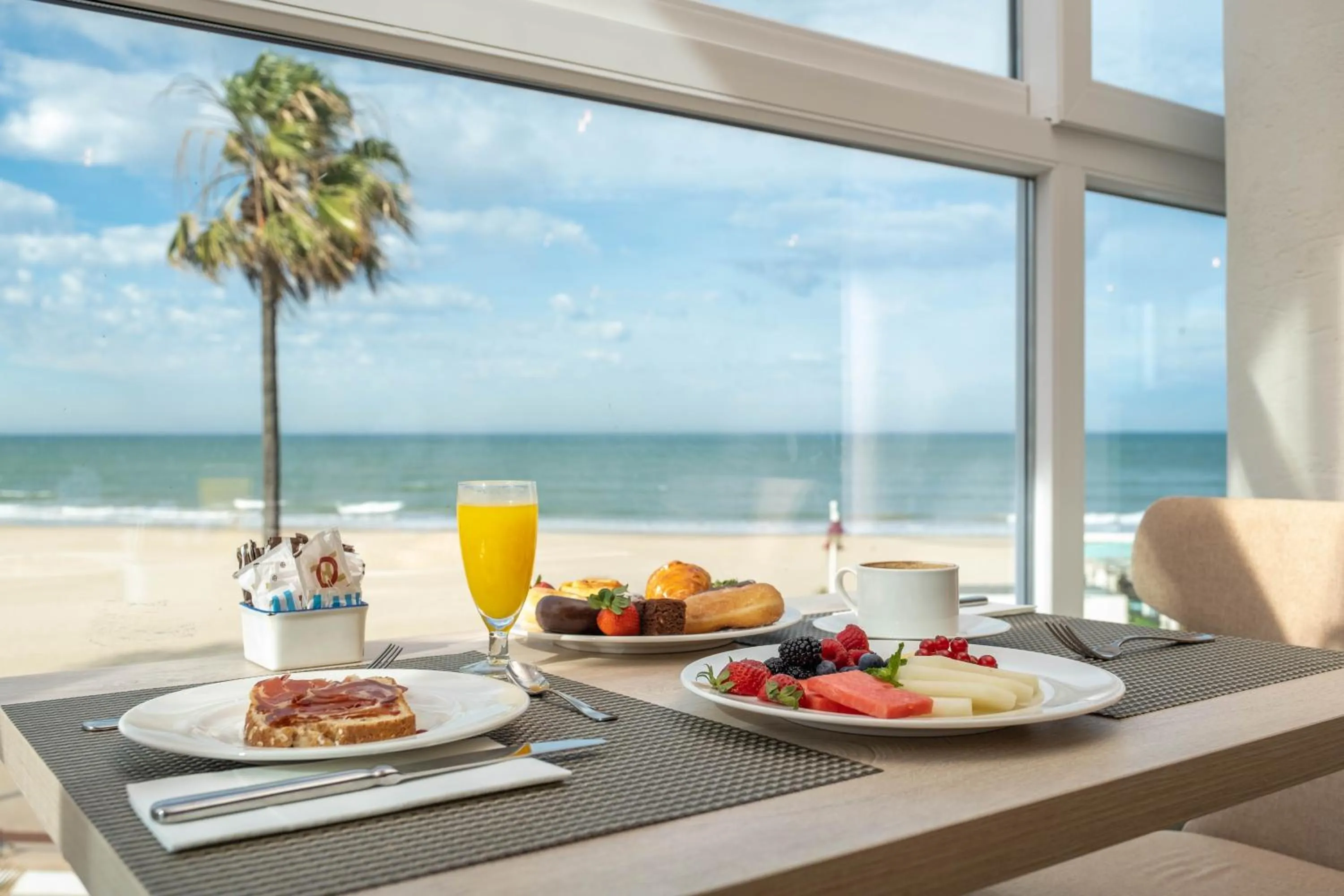 Beach in Cádiz Bahía by QHotels