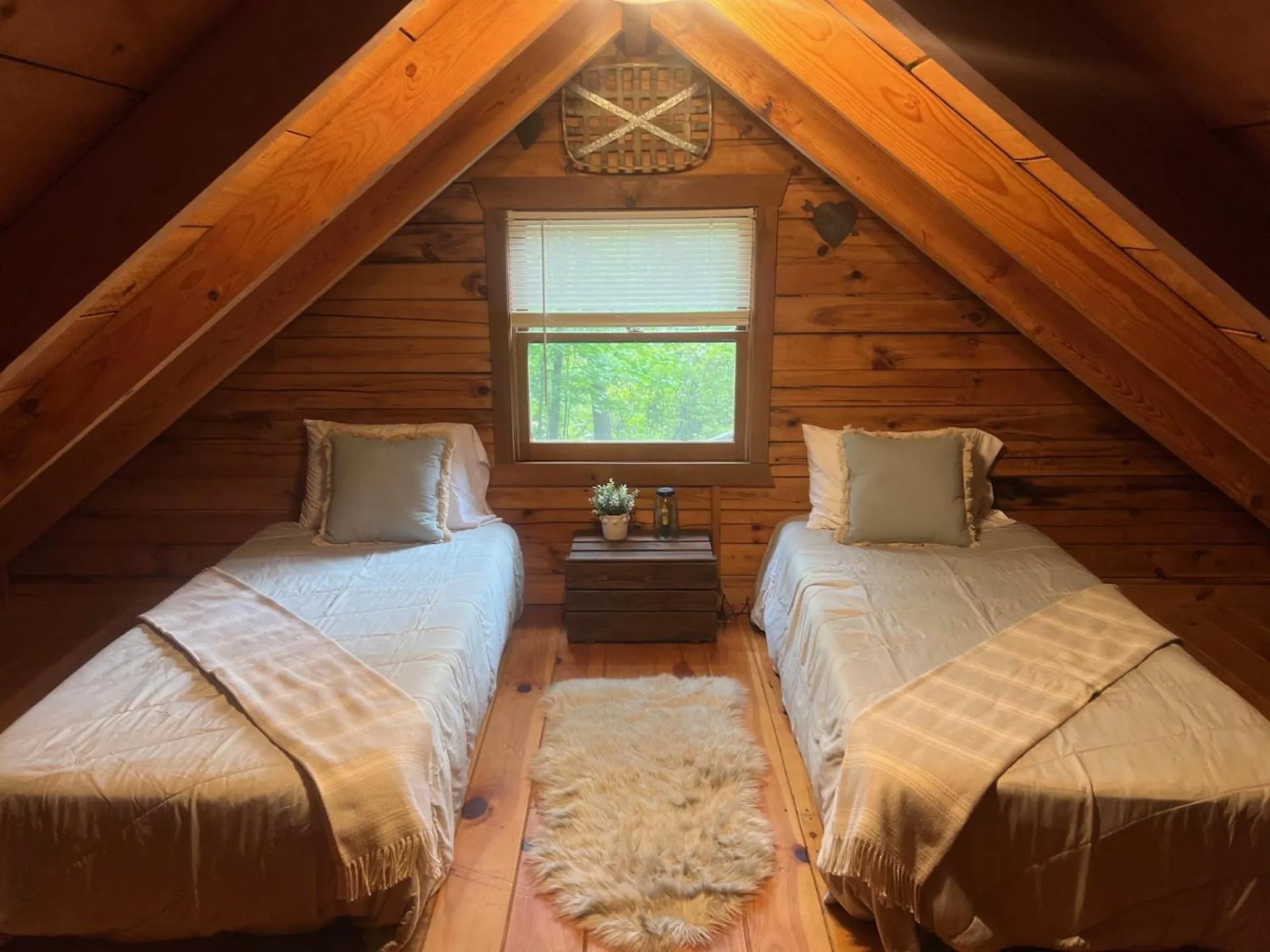 Bed in Log Cabin with Mountain View and Privacy