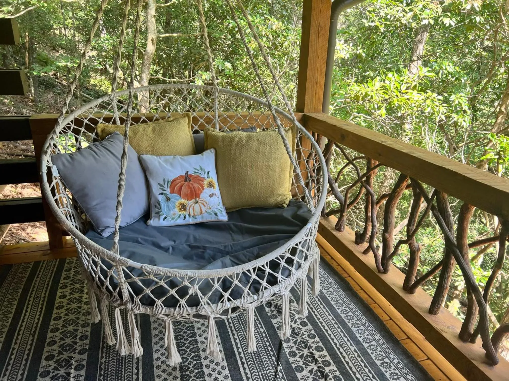 Log Cabin with Mountain View and Privacy