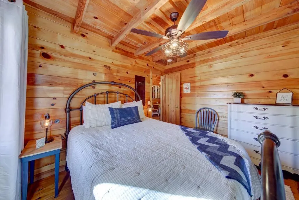 Bed in Log Cabin with Mountain View and Privacy