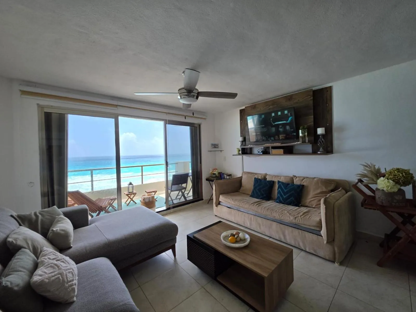 Living room in Perfect vacation getaway,Ocean View,Wifi, Beach