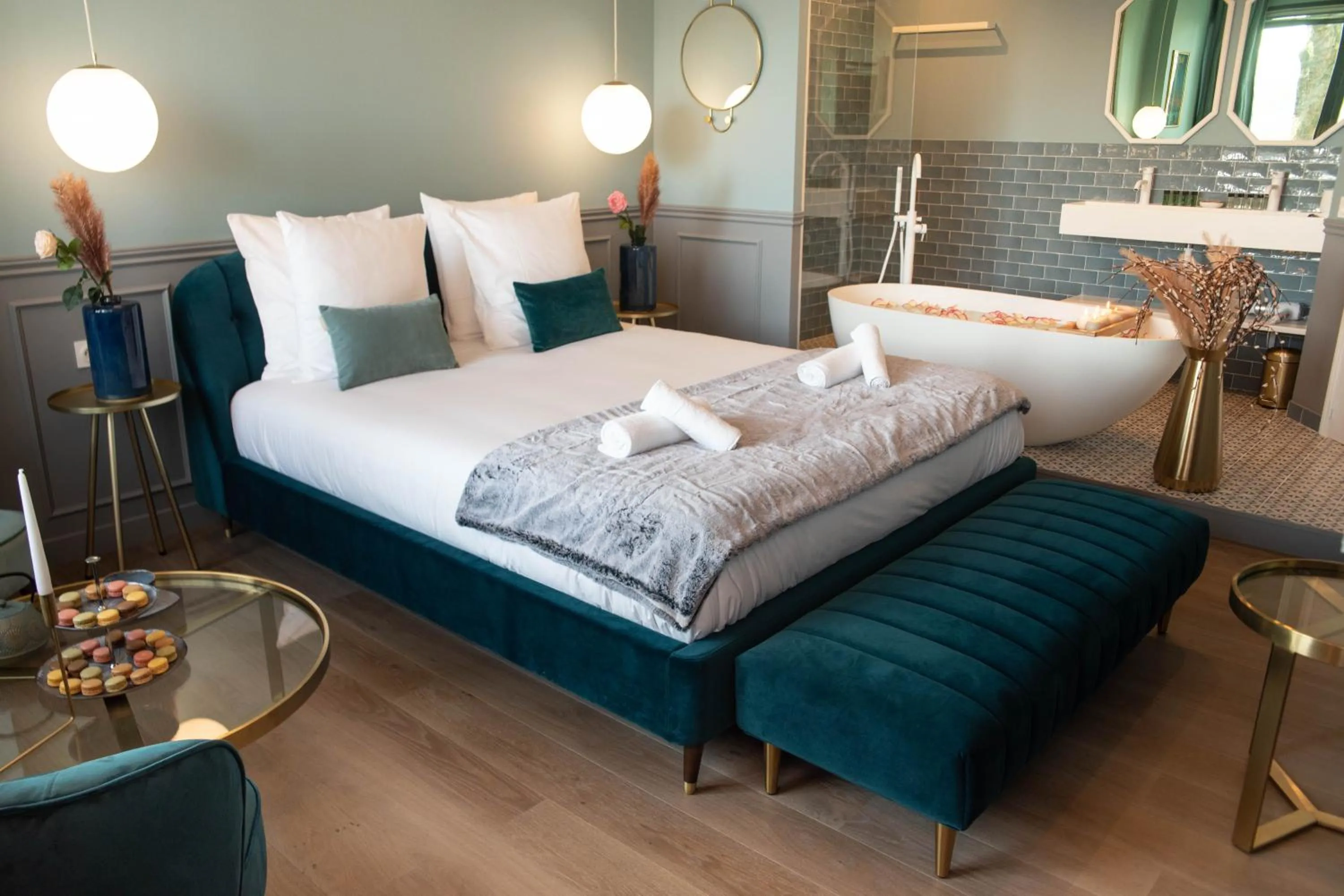 Bedroom, Bed in The Parisian Blue Eiffel Tower