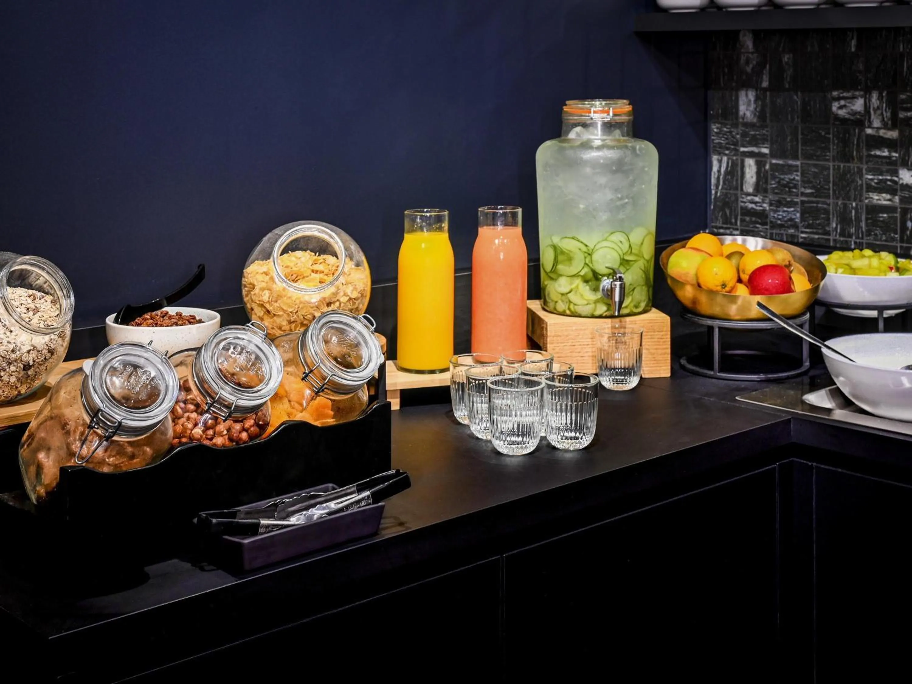 Breakfast in Tribe Paris La Defense Esplanade