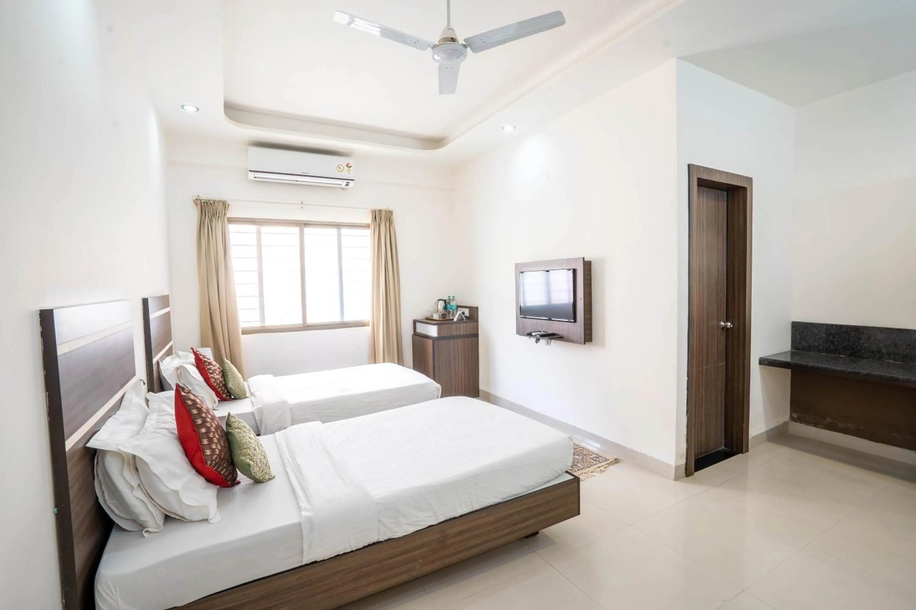 Photo of the whole room, Bed in Compact Tea Square