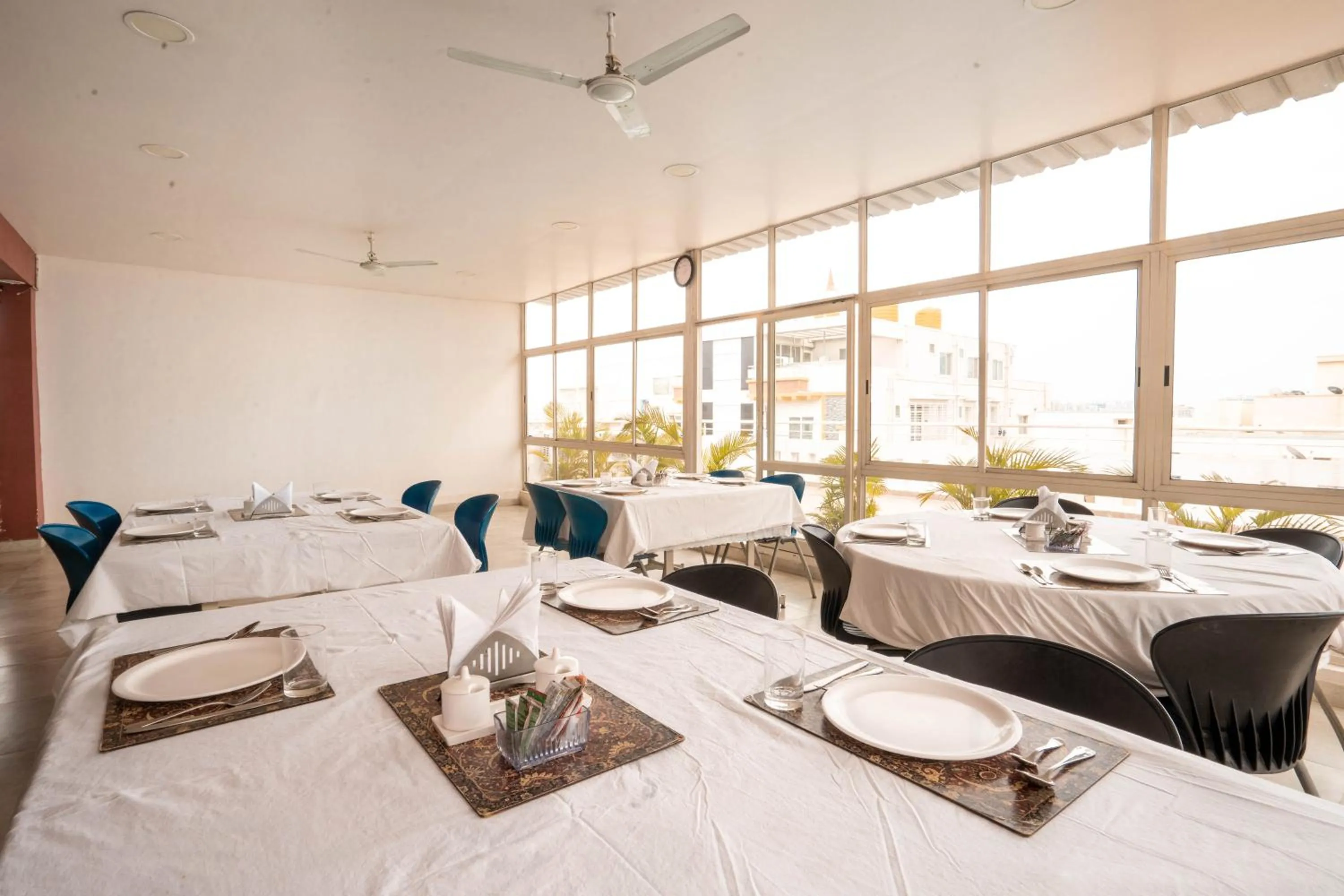 Restaurant/places to eat in Compact Tea Square