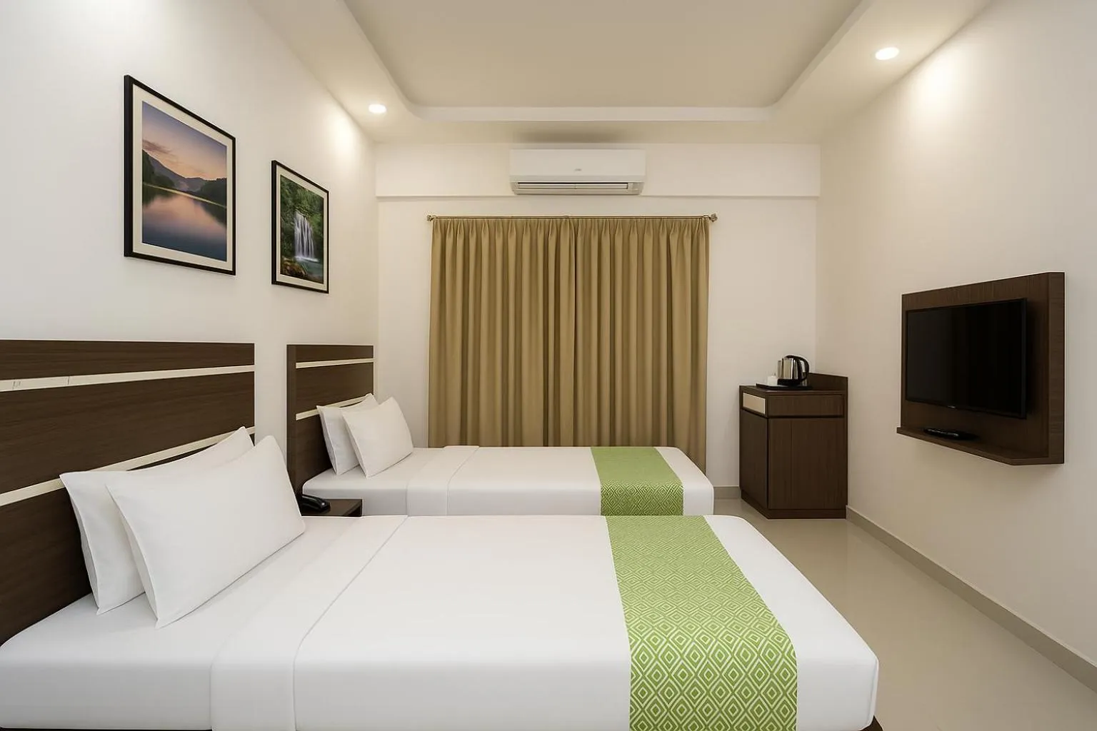 Photo of the whole room, Bed in Compact Tea Square