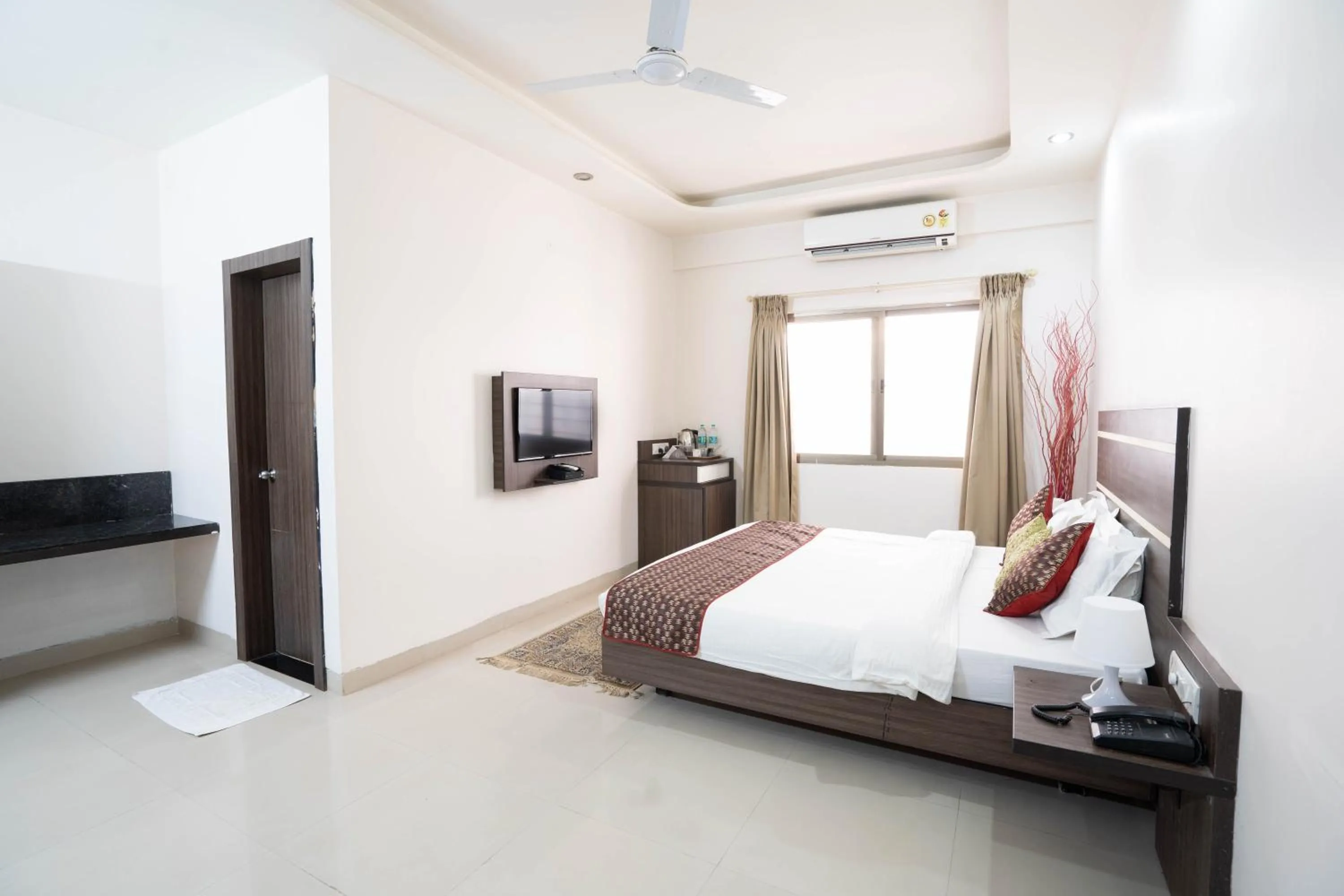 Photo of the whole room, Bed in Compact Tea Square