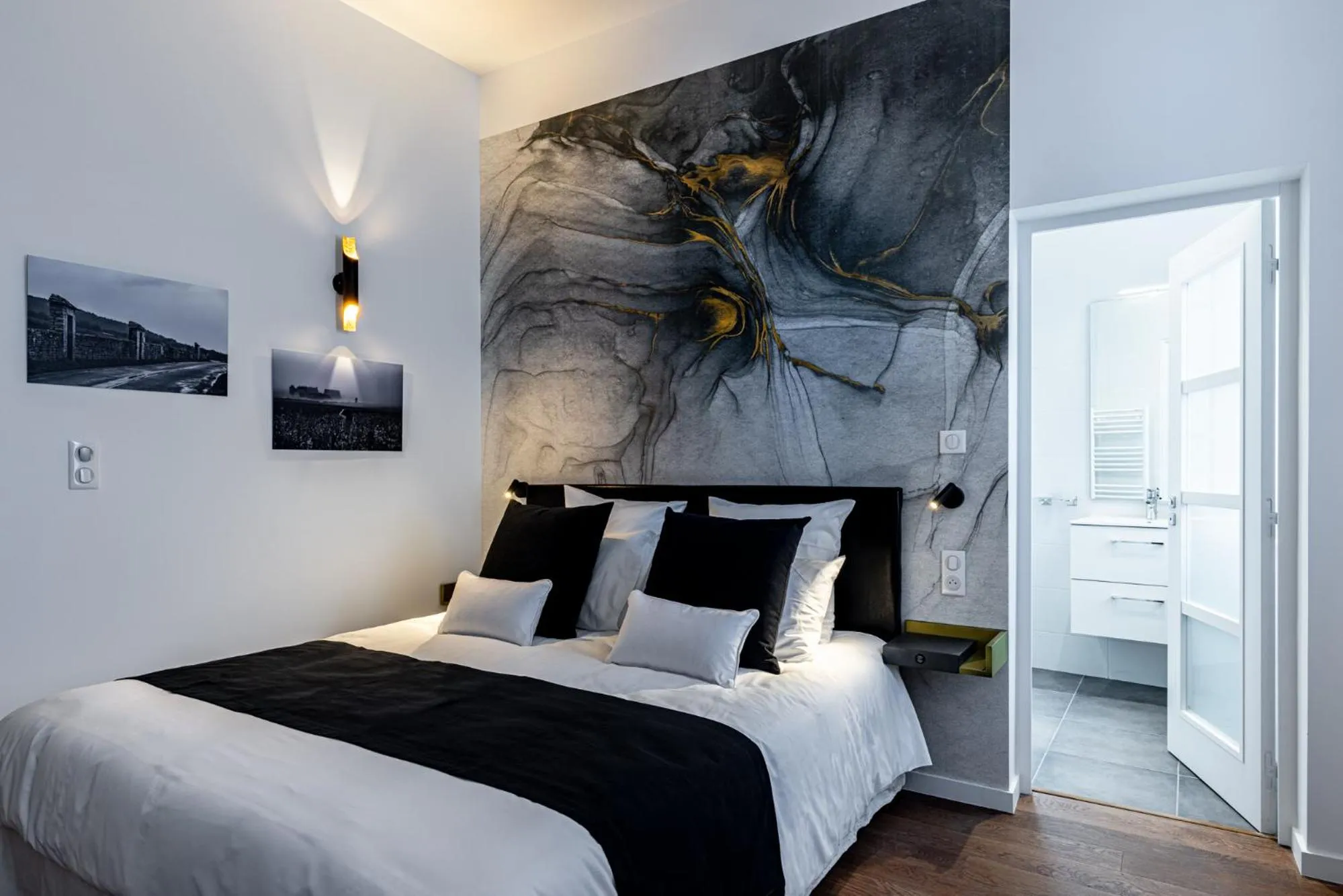 Photo of the whole room, Bed in Hotel du Palais Dijon