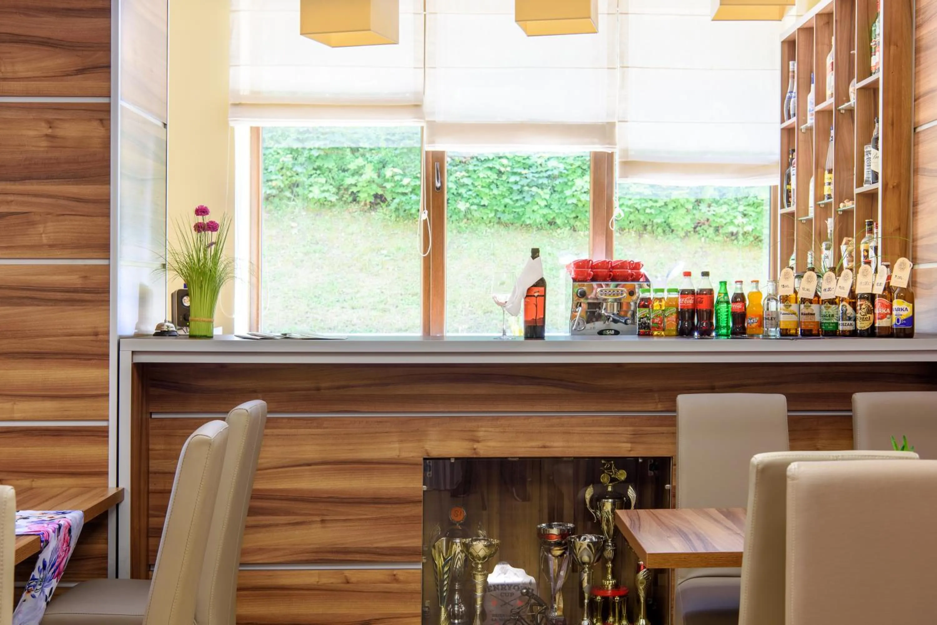 Restaurant/places to eat in Hotel Podium