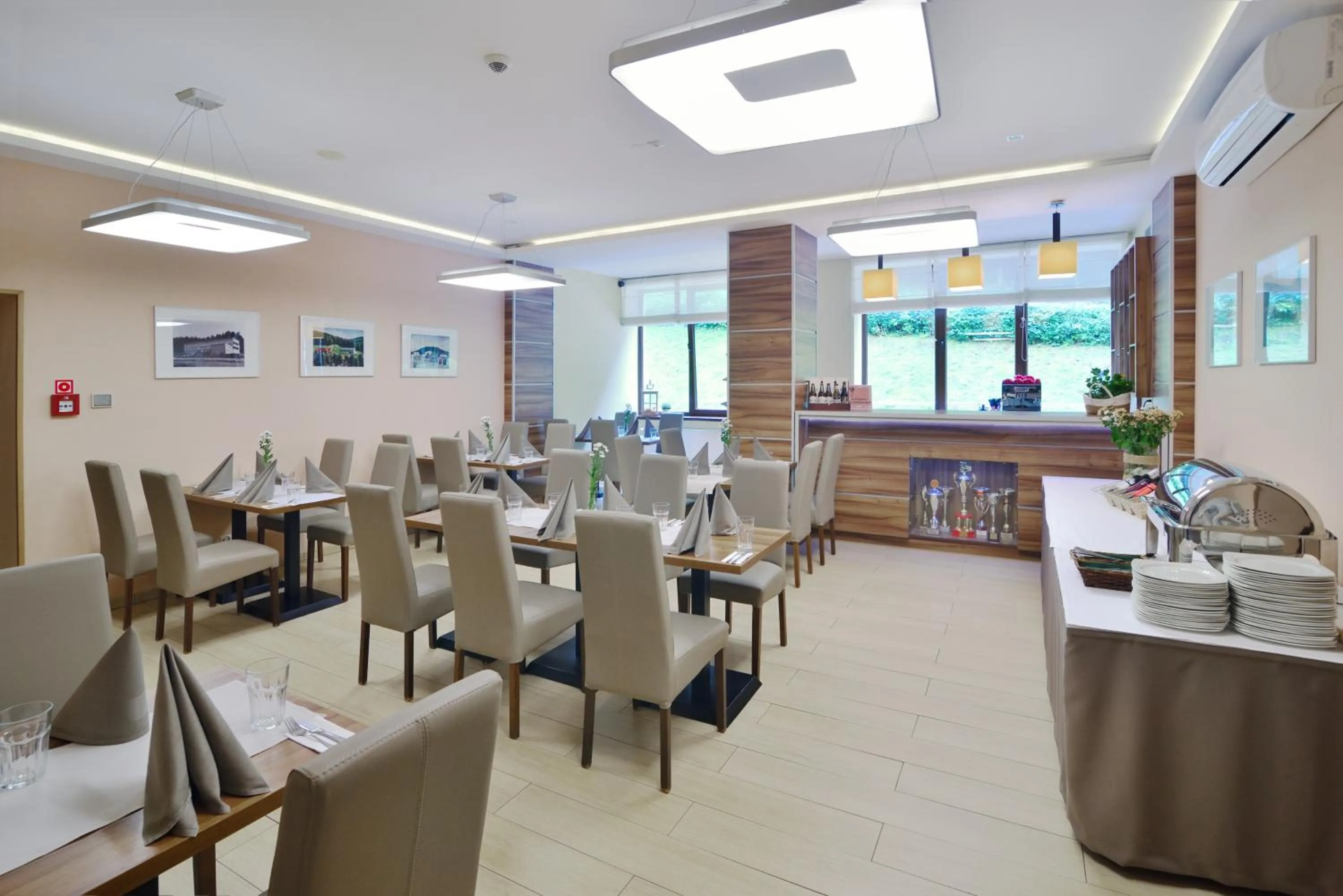 Restaurant/places to eat in Hotel Podium