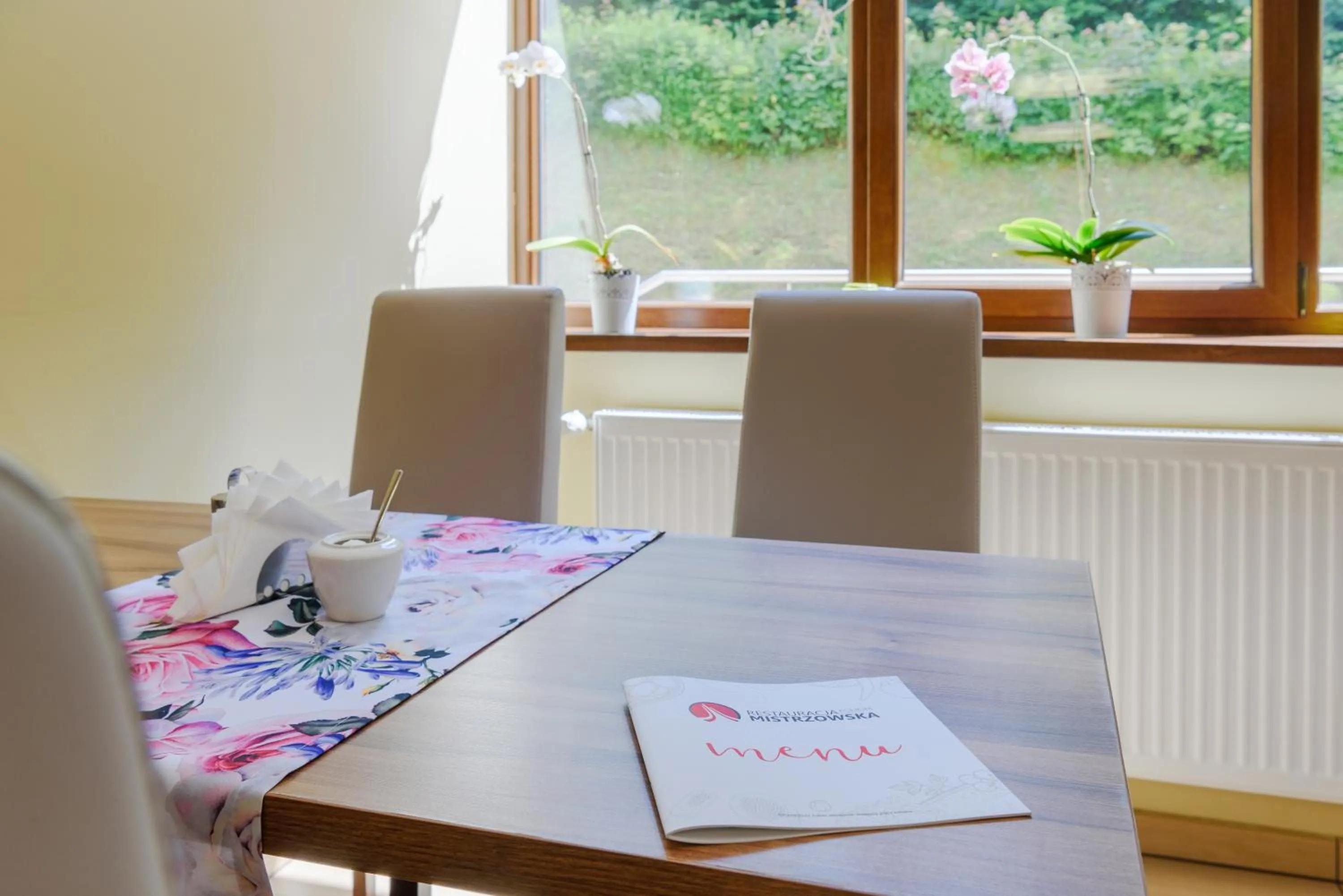 Restaurant/places to eat in Hotel Podium