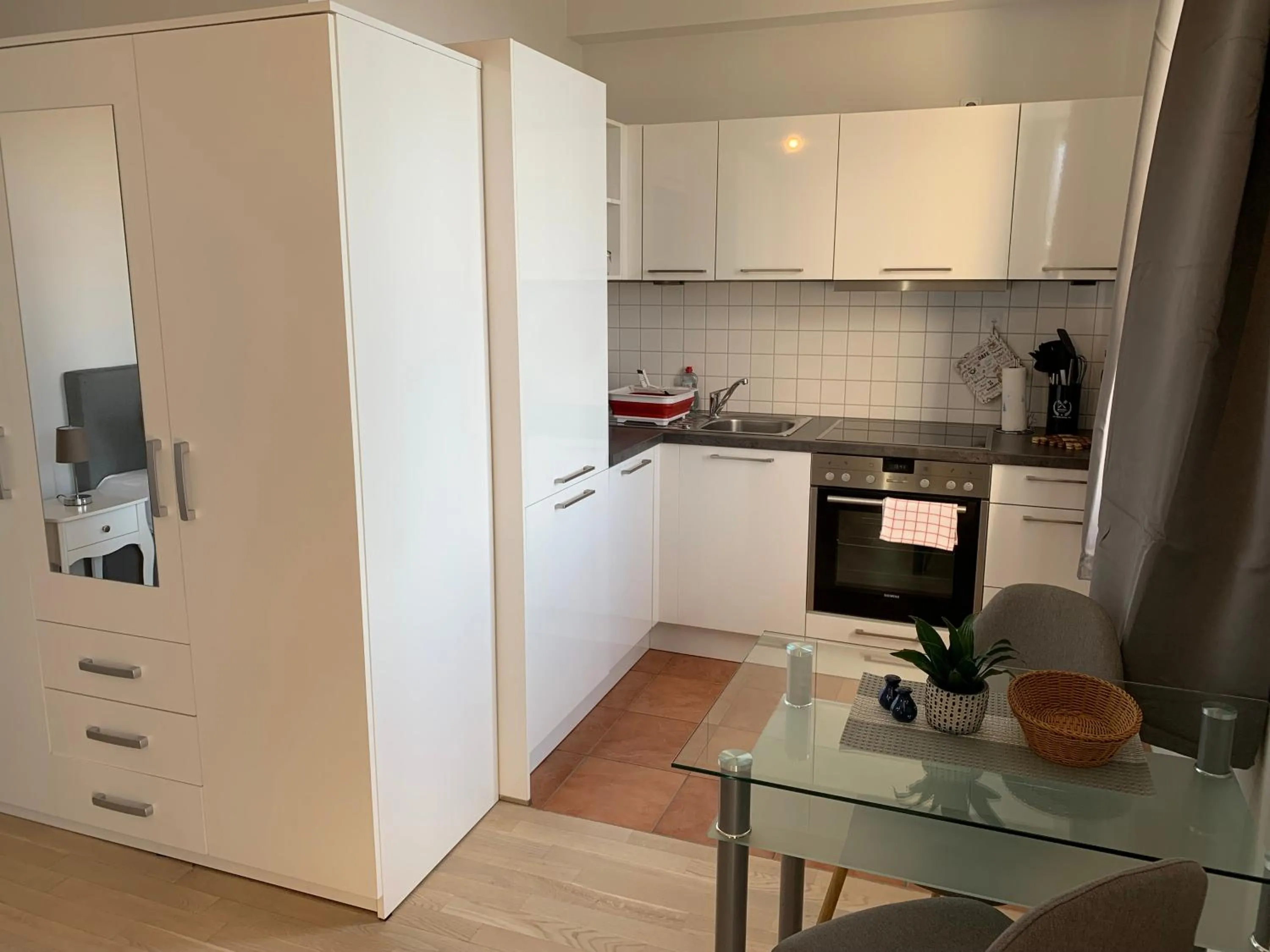 Einraumapartment mit Seeblickbalkon