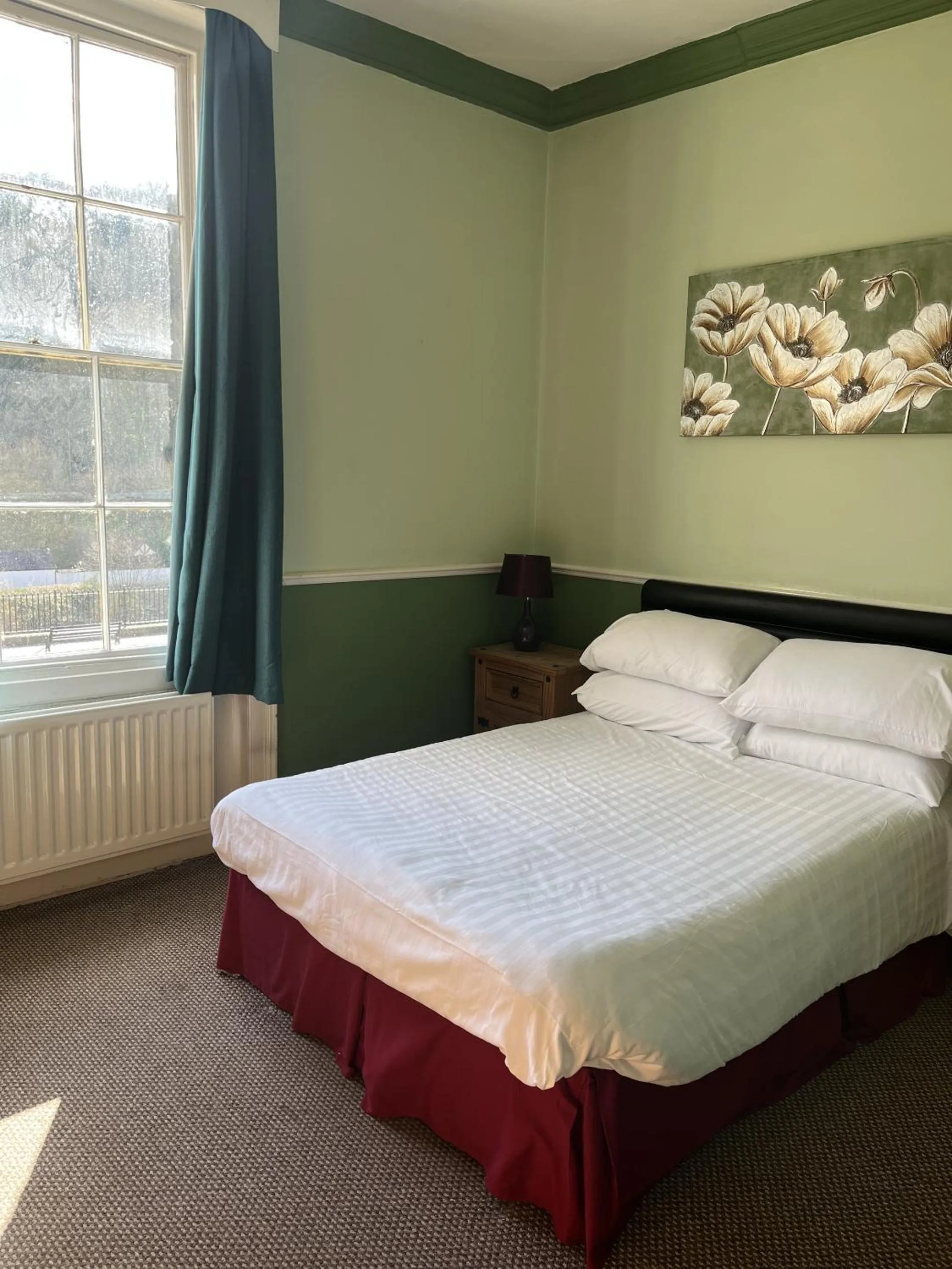 Bedroom, Bed in The Tontine Hotel & Bar