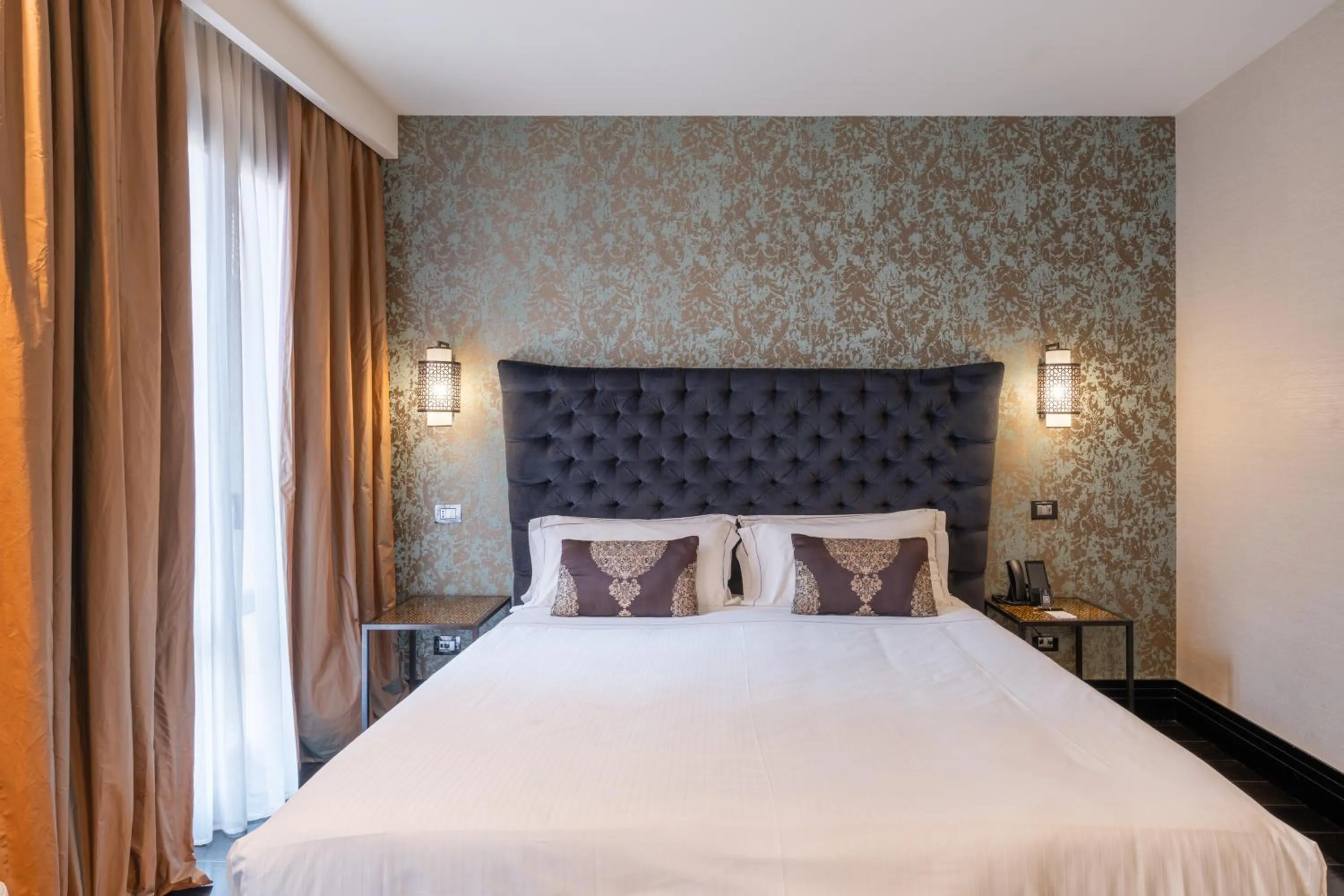 Photo of the whole room, Bed in The Venice Times