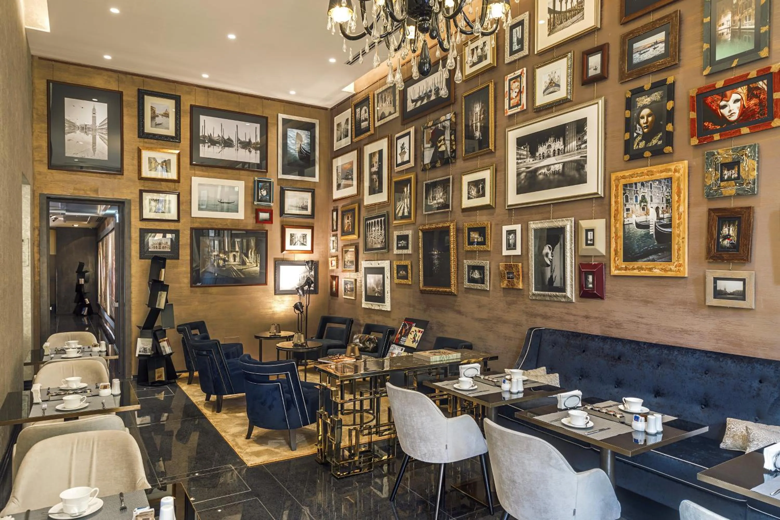 Lounge or bar in The Venice Times