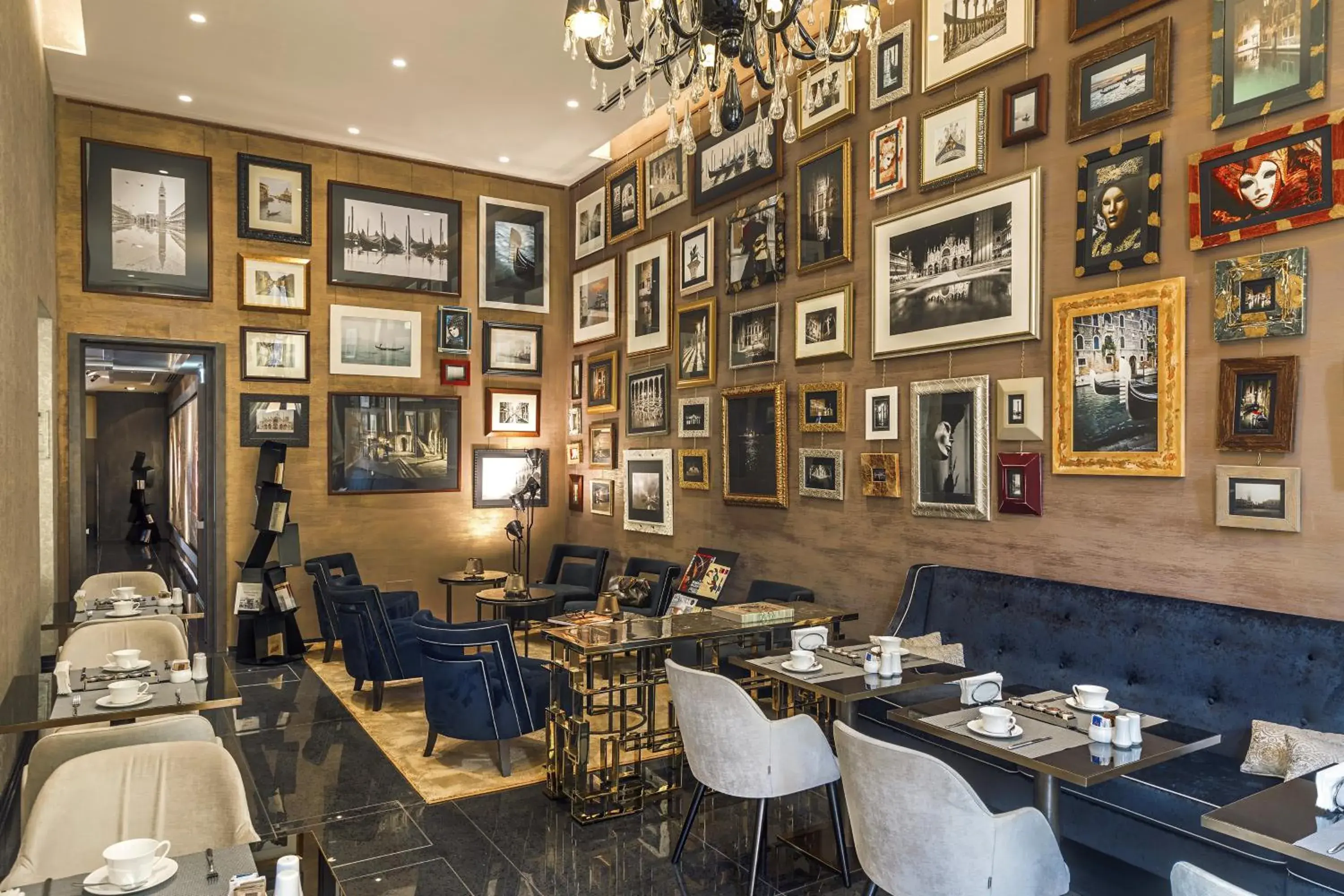 Lounge or bar in The Venice Times Lounge or bar in The Venice Times