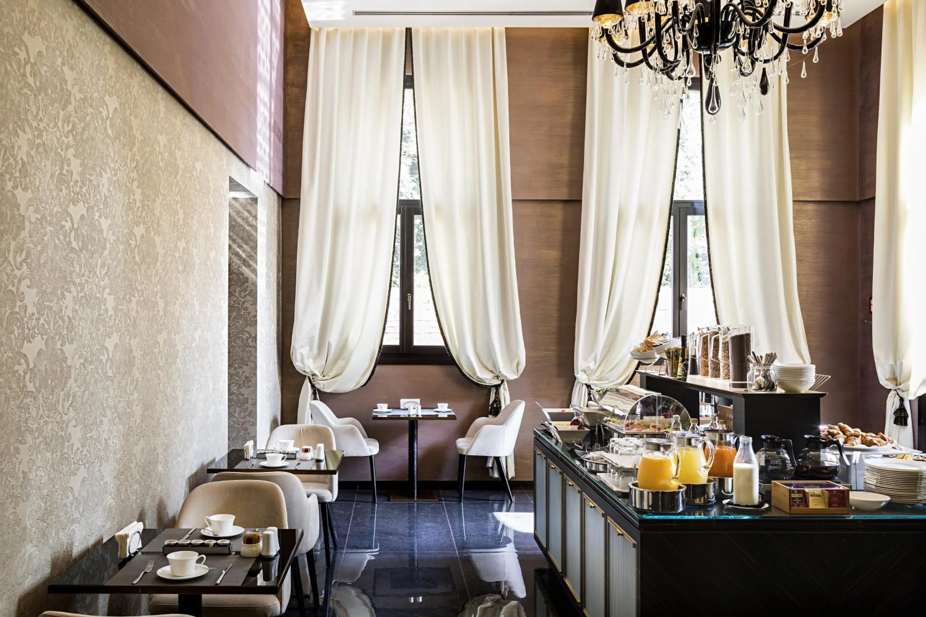 Buffet breakfast in The Venice Times