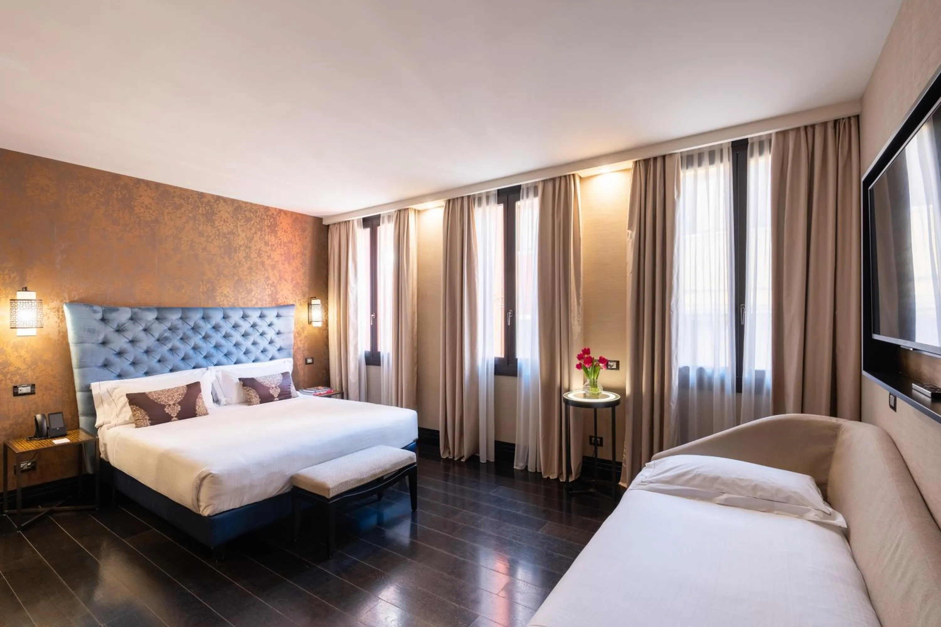 Photo of the whole room, Bed in The Venice Times