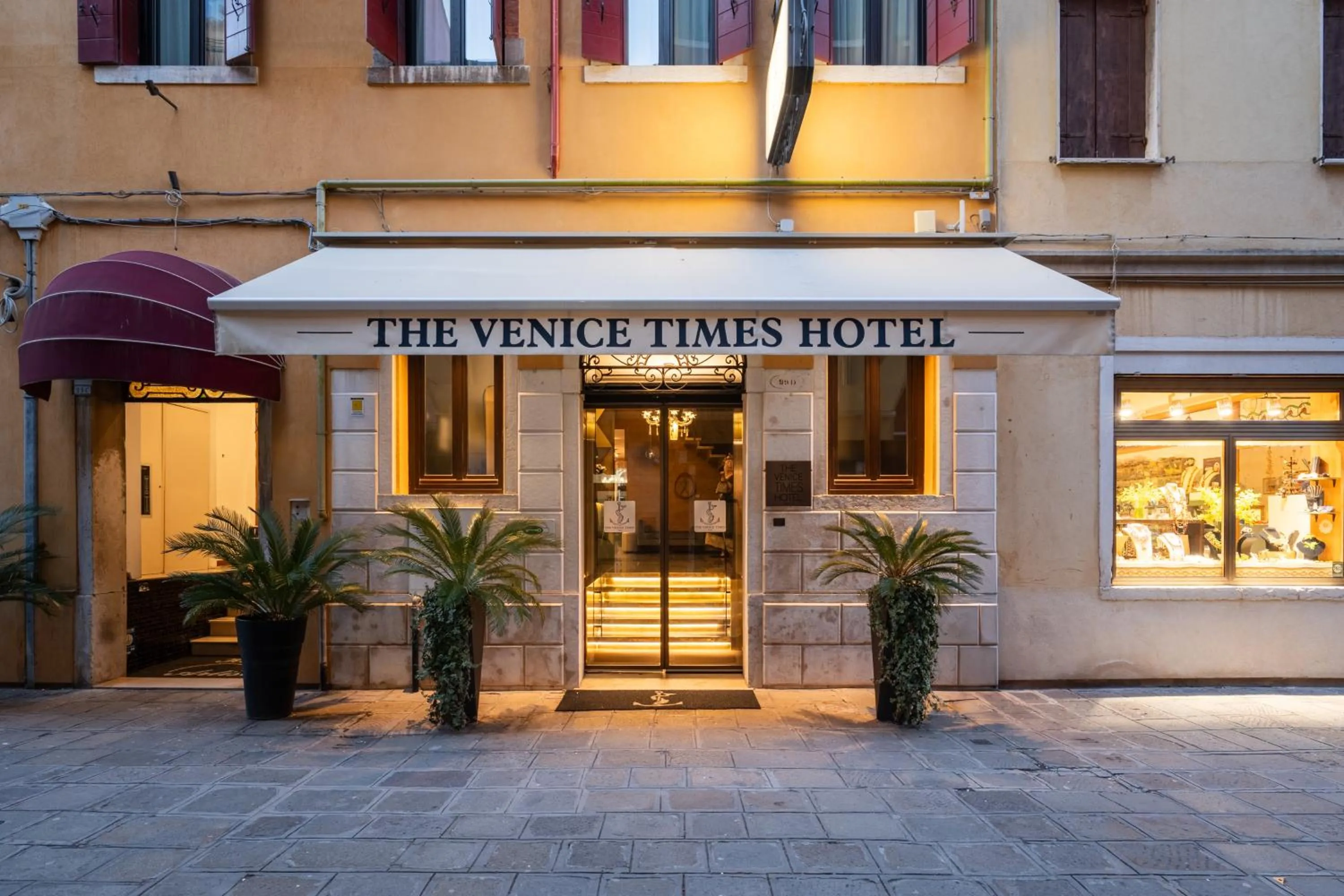 Facade/entrance in The Venice Times