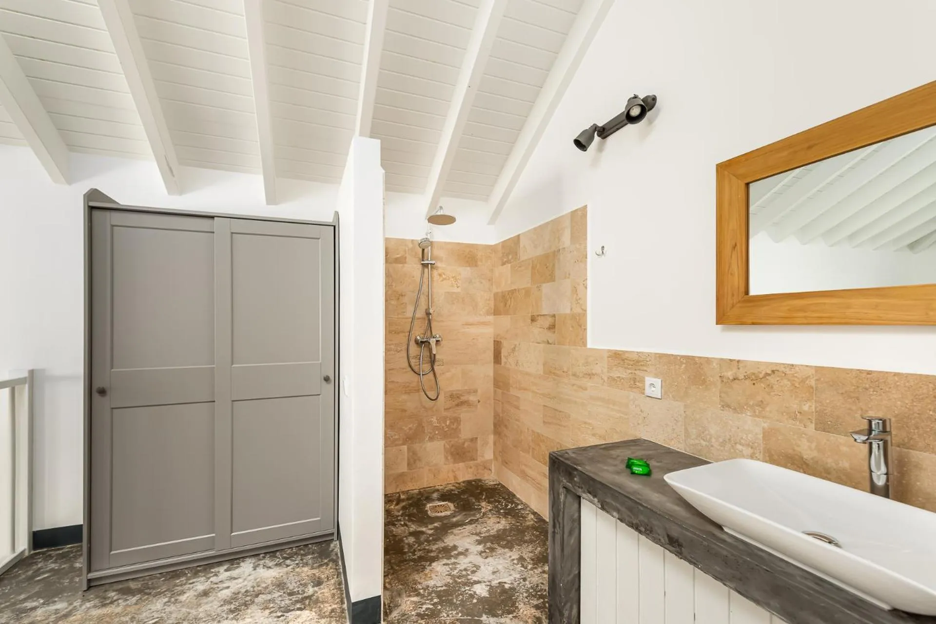 Shower in Bloozz resort Bonaire