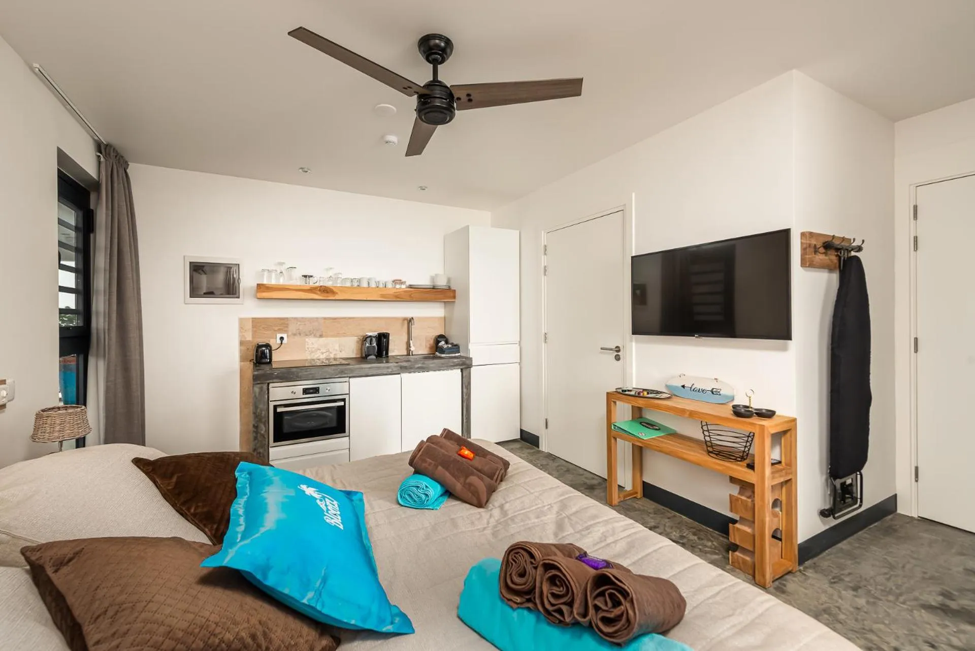 Kitchen or kitchenette, Bed in Bloozz resort Bonaire