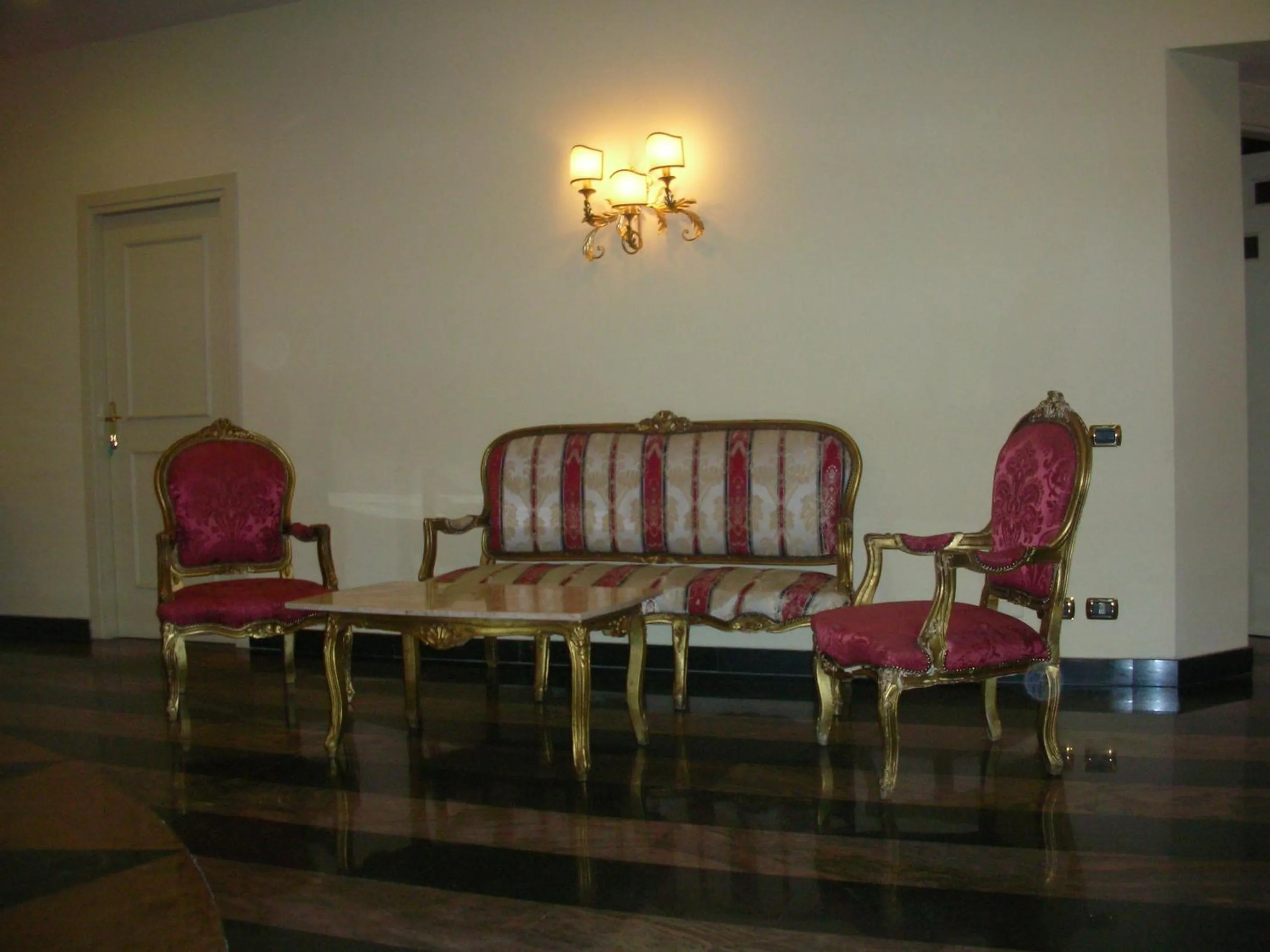 Communal lounge/ TV room in Hotel Quadrifoglio Roma Eur