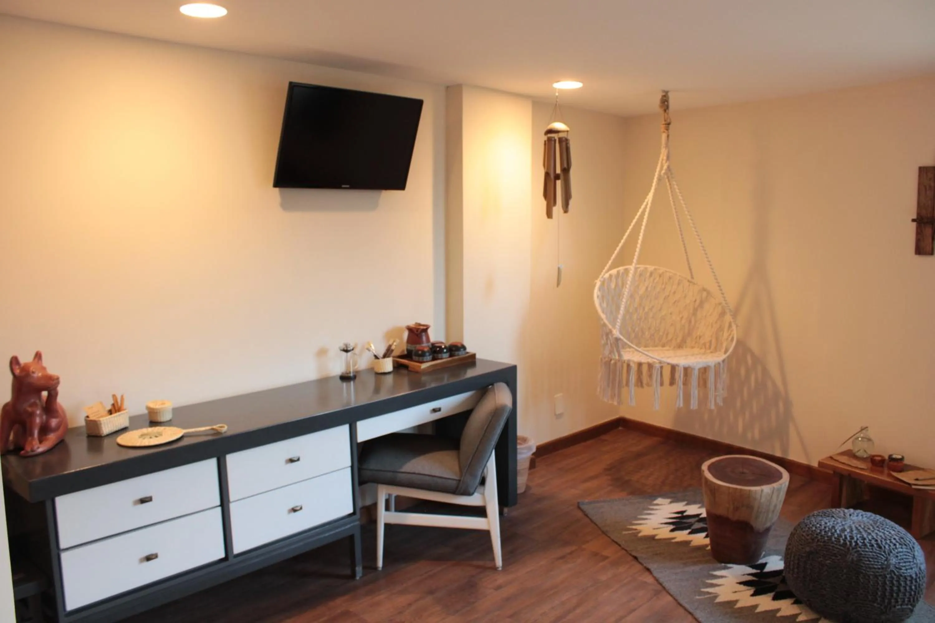 Communal lounge/ TV room in Hotel B Urban Xaman by Fontán Reforma