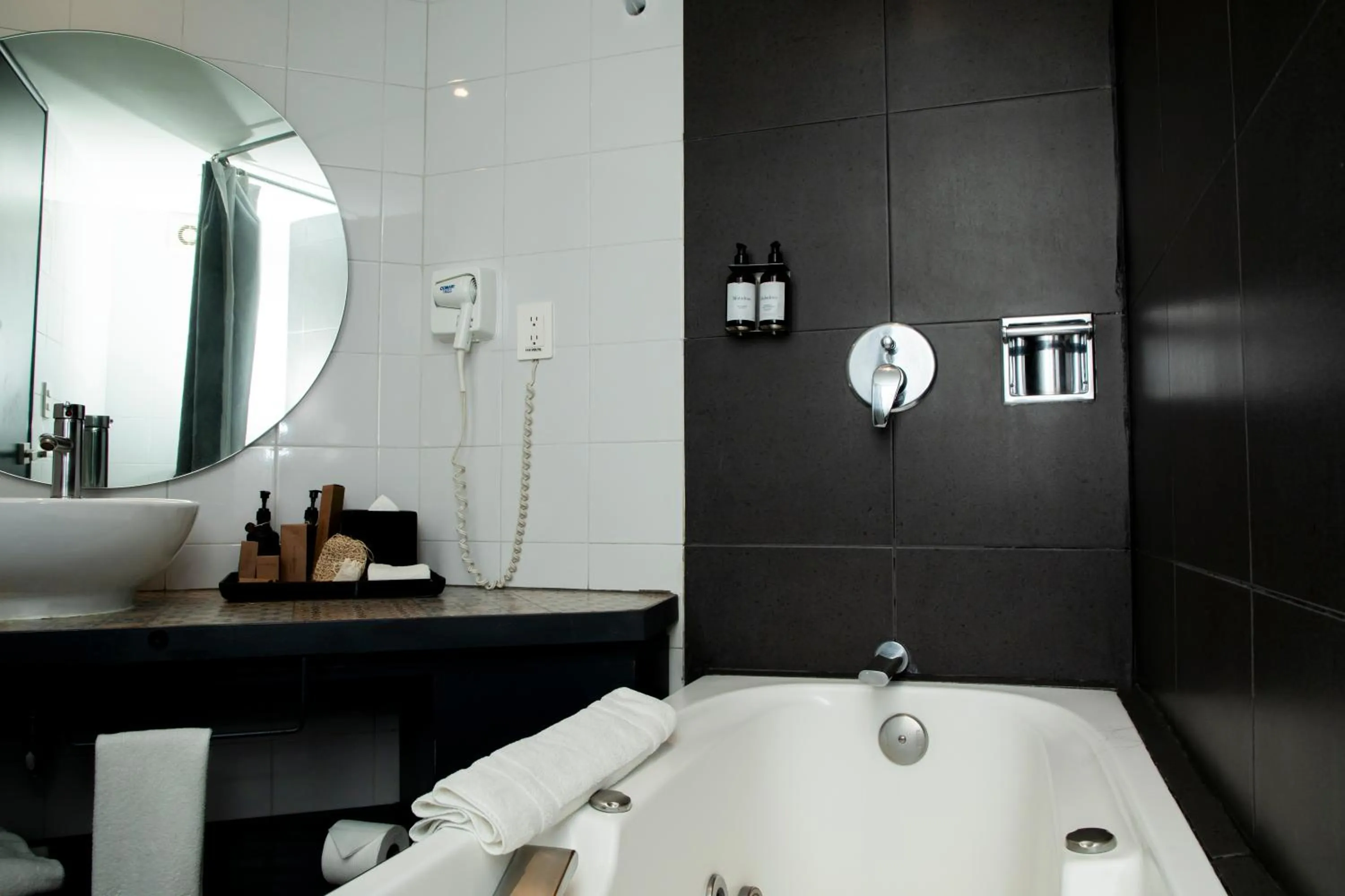 Bathroom in Hotel B Urban Xaman by Fontán Reforma