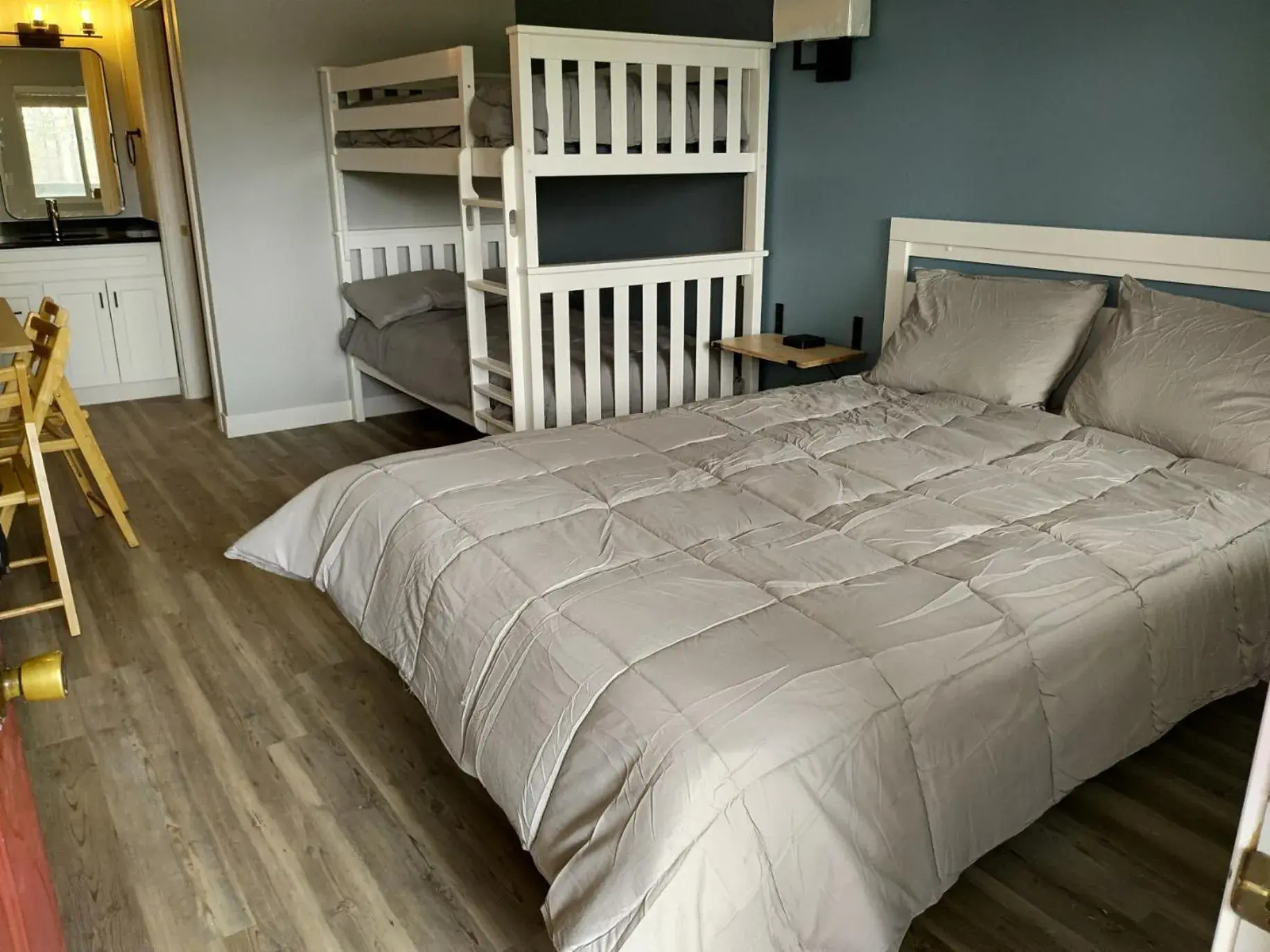 Standard Quadruple Room in Shafer Lakeside Resort Standard Quadruple Room in Shafer Lakeside Resort