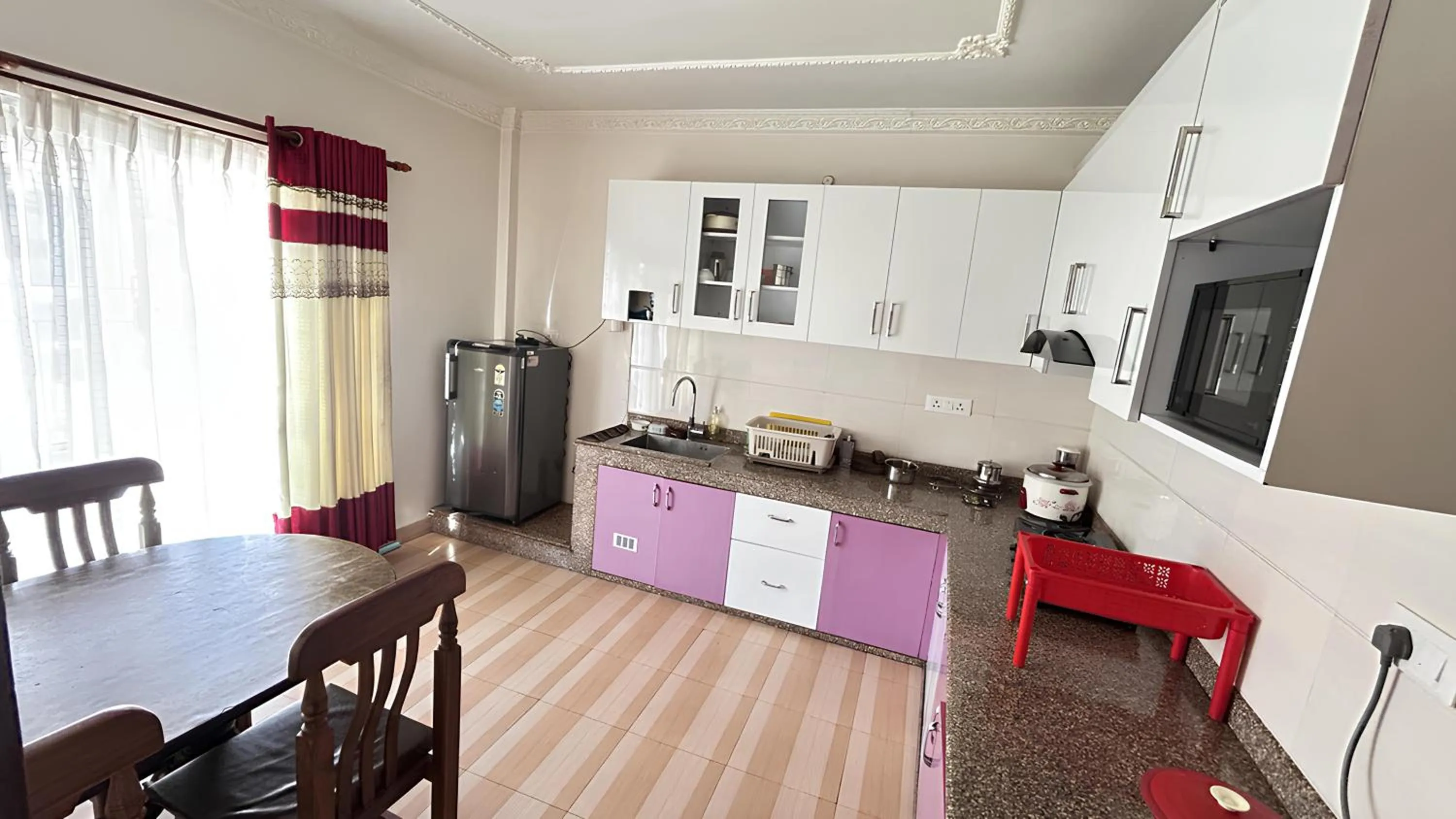 Kitchen or kitchenette in Raniban Suites - Apartment Home