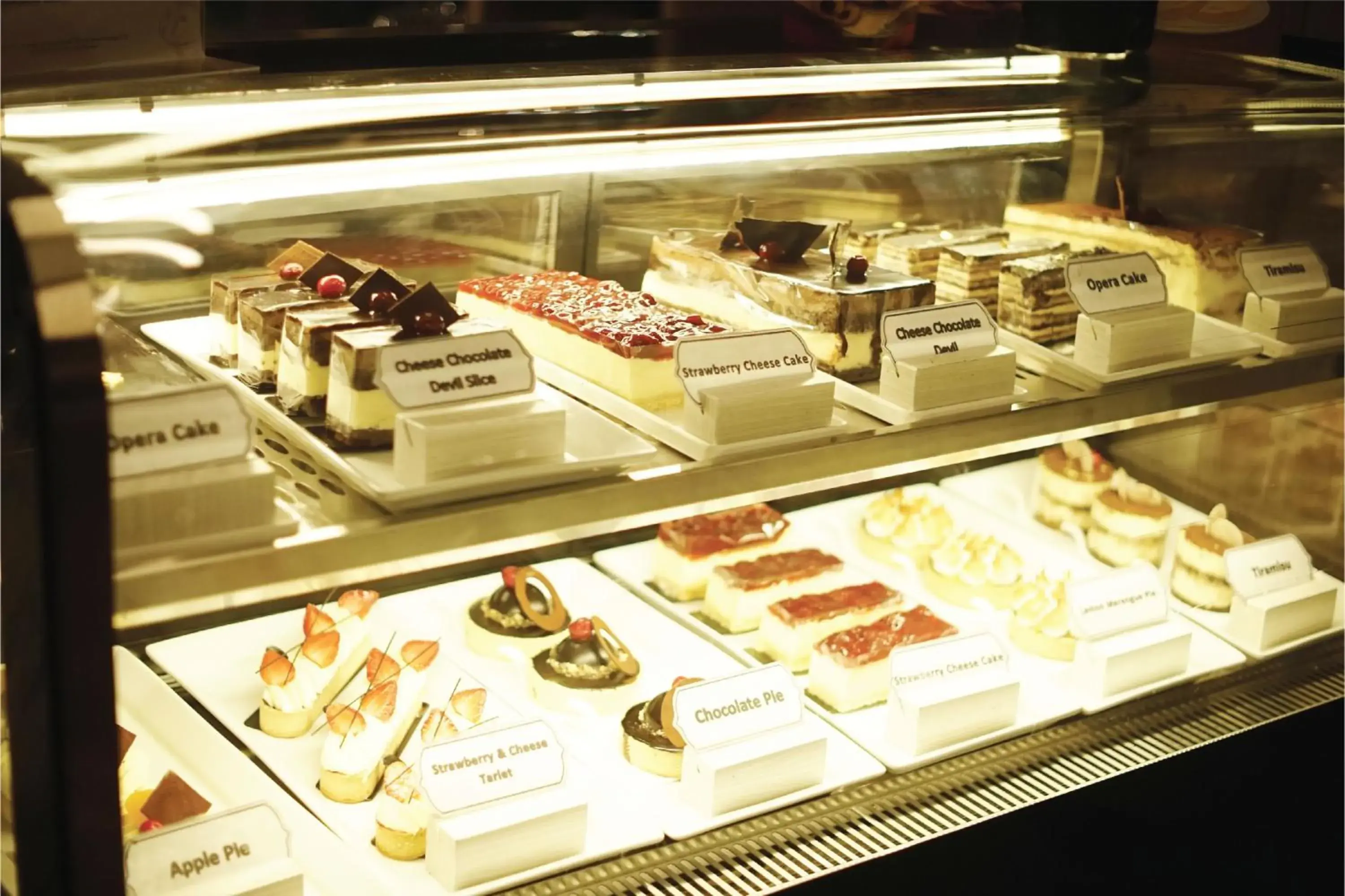 Lounge or bar in Platinum Hotel Tunjungan Surabaya Lounge or bar in Platinum Hotel Tunjungan Surabaya