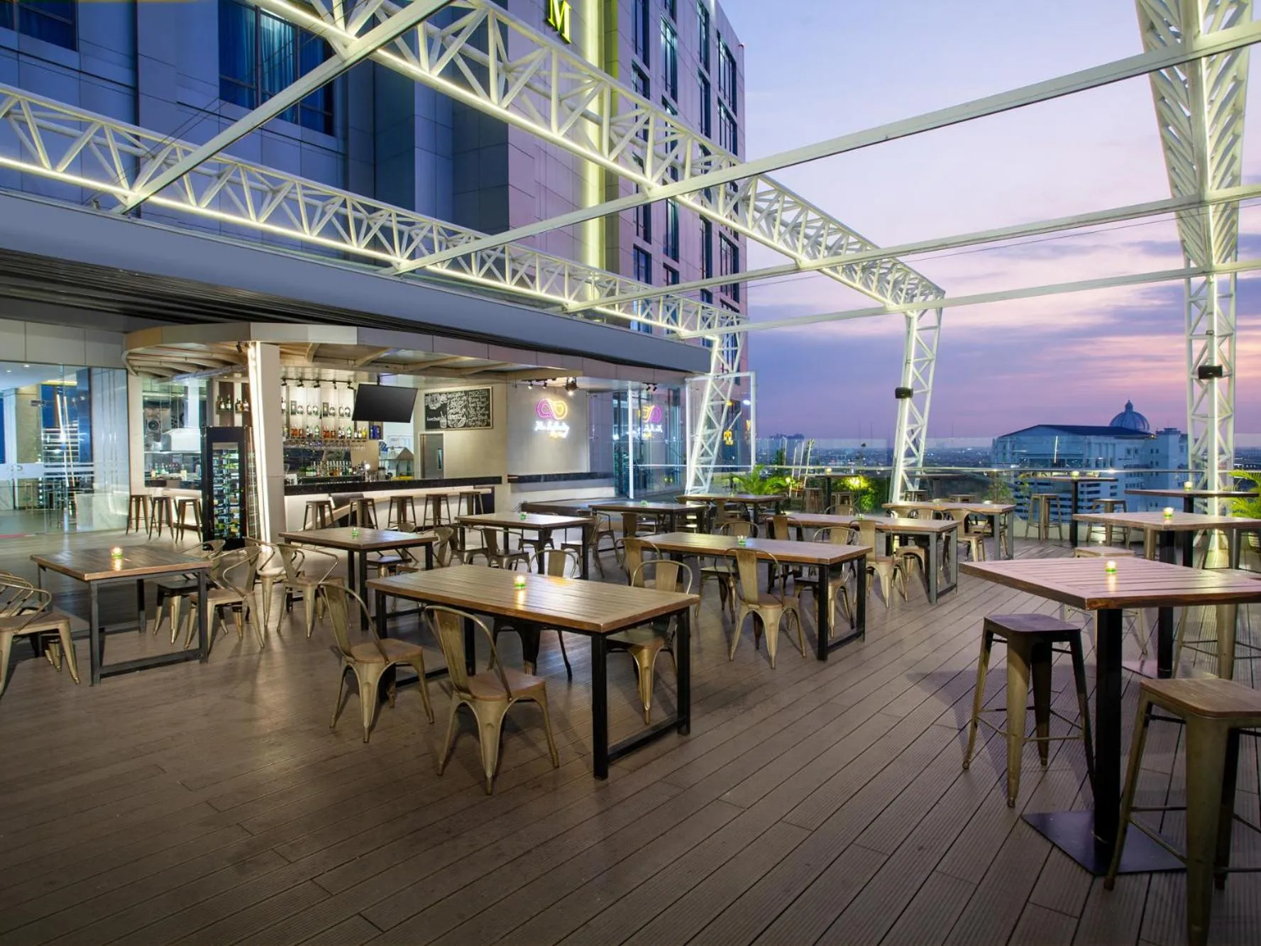 Lounge or bar in Platinum Hotel Tunjungan Surabaya