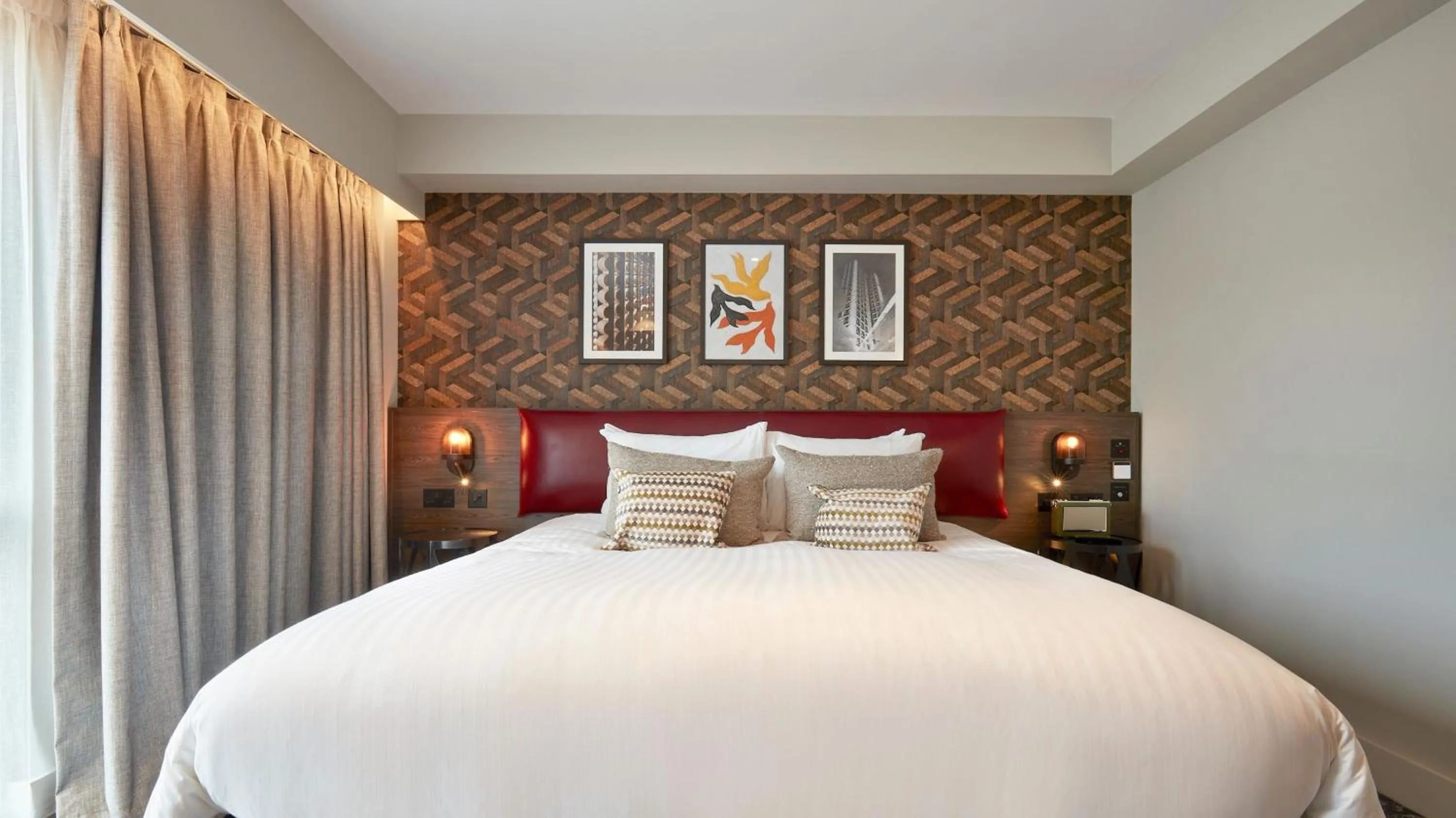 Photo of the whole room, Bed in voco Leicester by IHG