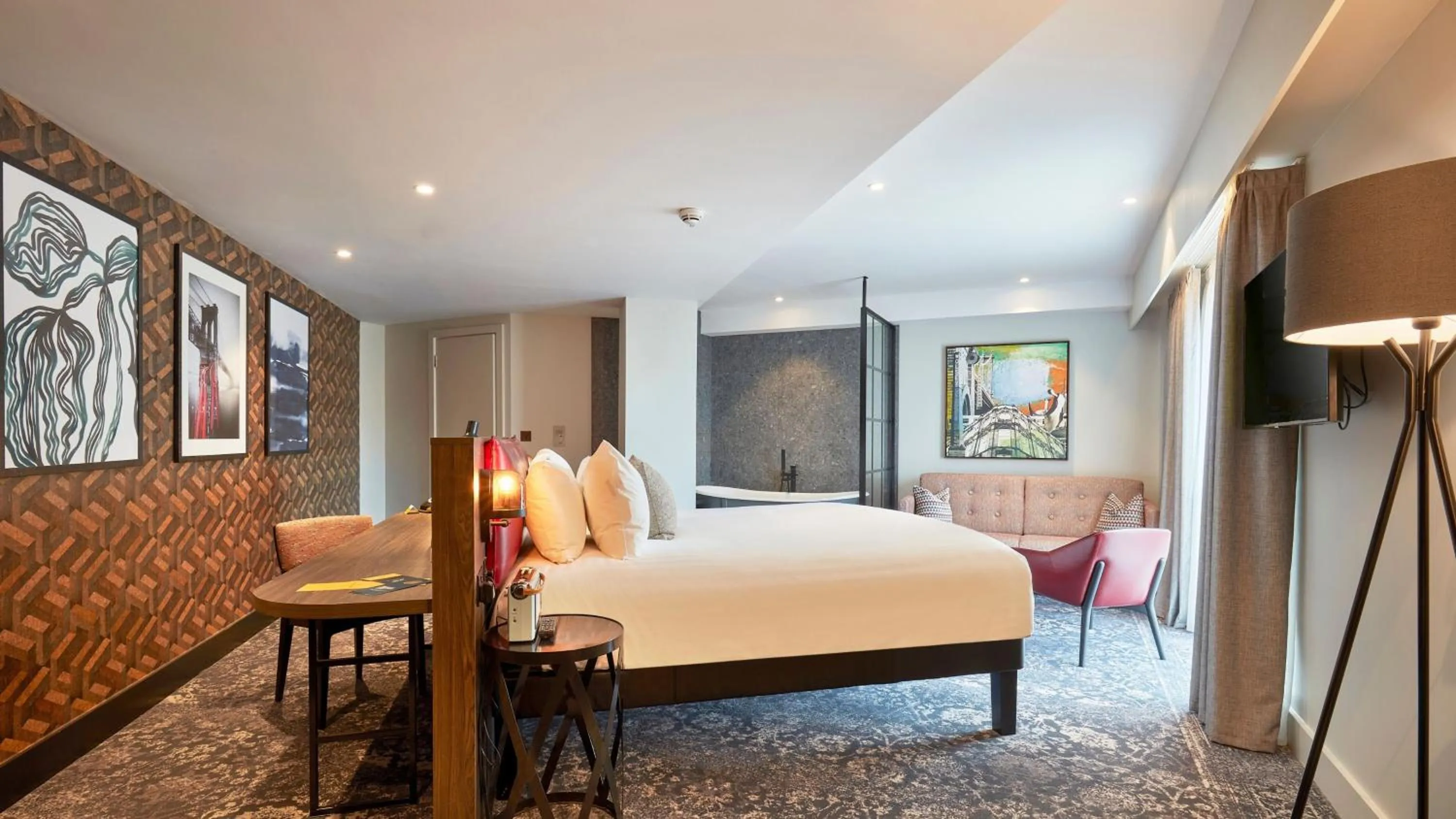 Photo of the whole room, Bed in voco Leicester by IHG