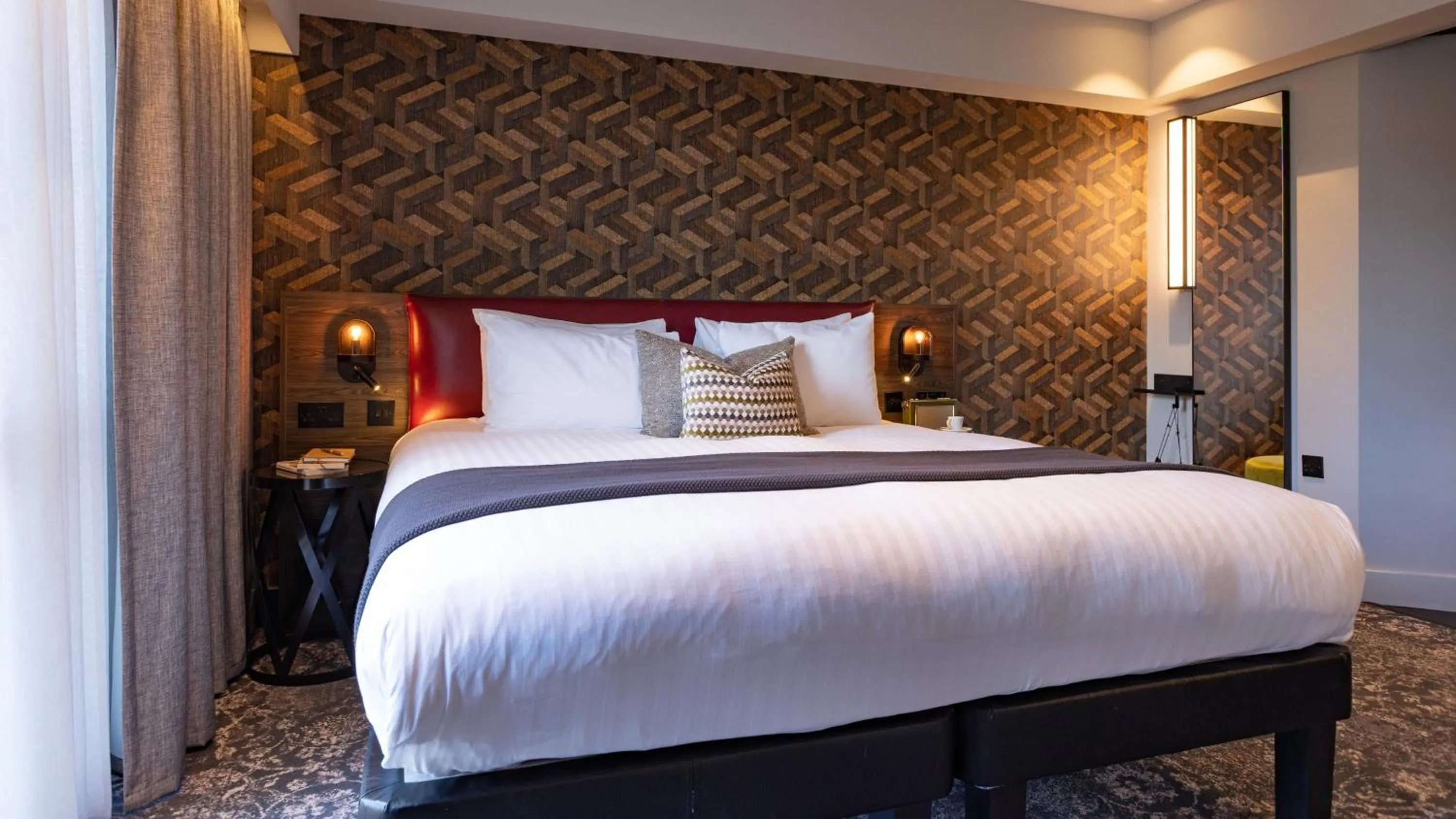 Photo of the whole room, Bed in voco Leicester by IHG