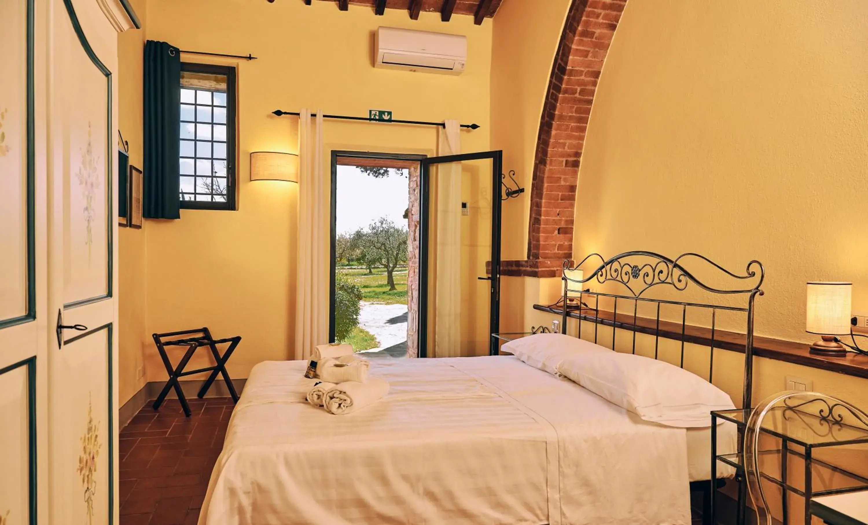 Comfort Double Room in Agriturismo San Sano Comfort Double Room in Agriturismo San Sano