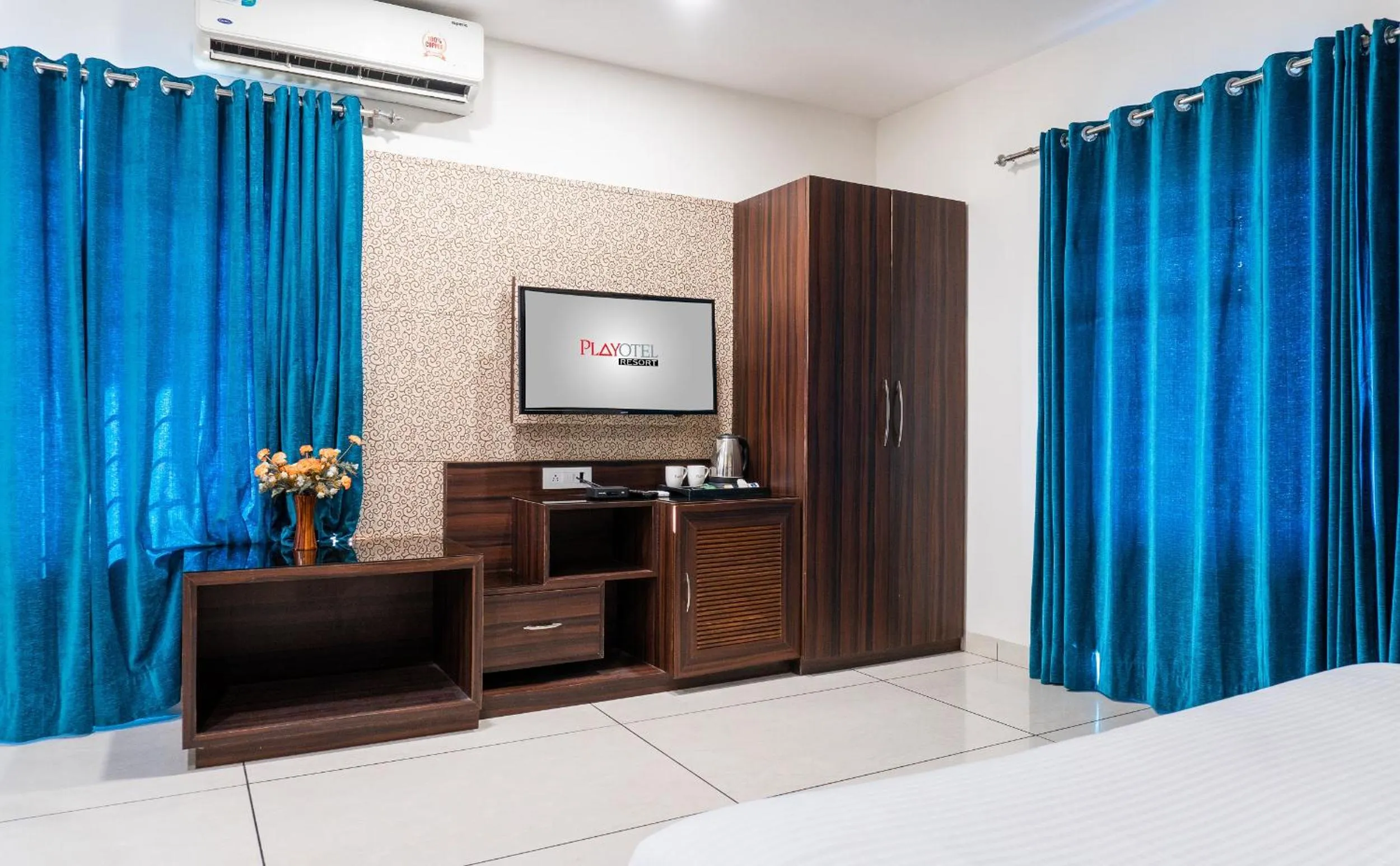TV and multimedia in Playotel Resort Bhopal