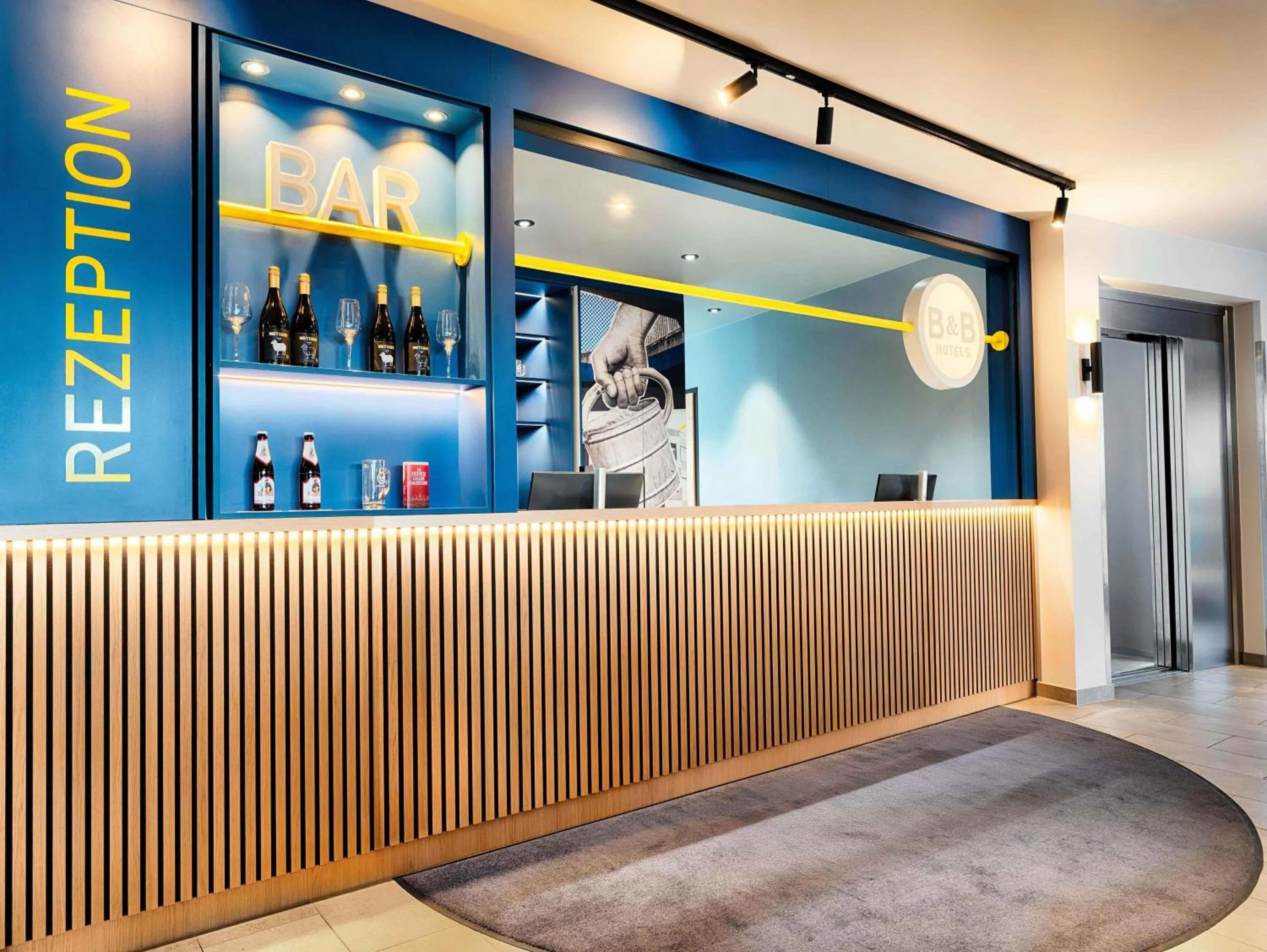 Lobby or reception in B&B HOTEL Gießen-City