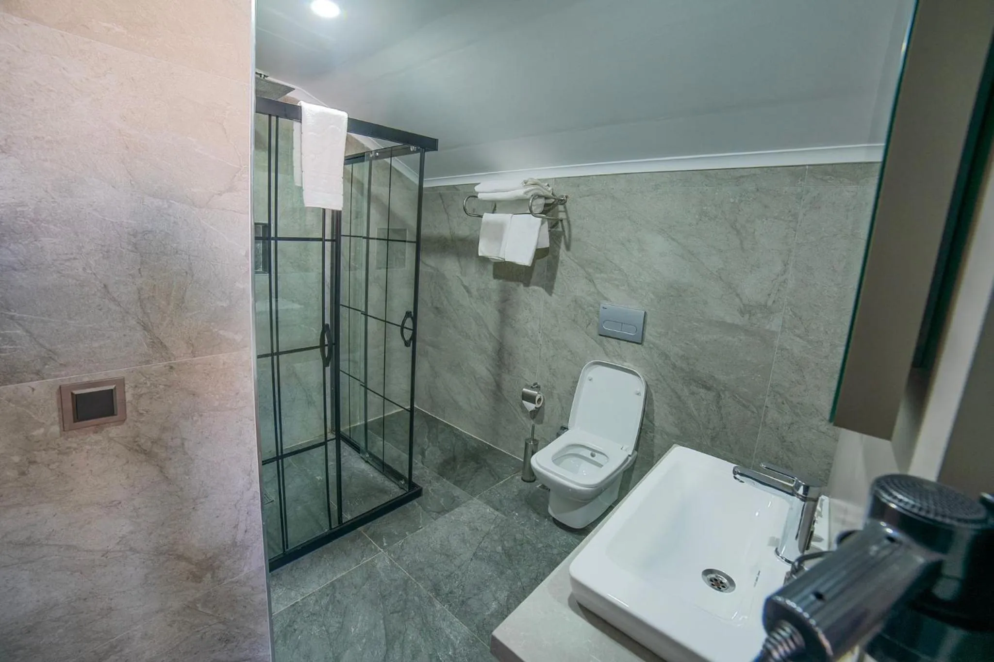 Shower in City Moonlight Apart Hotel