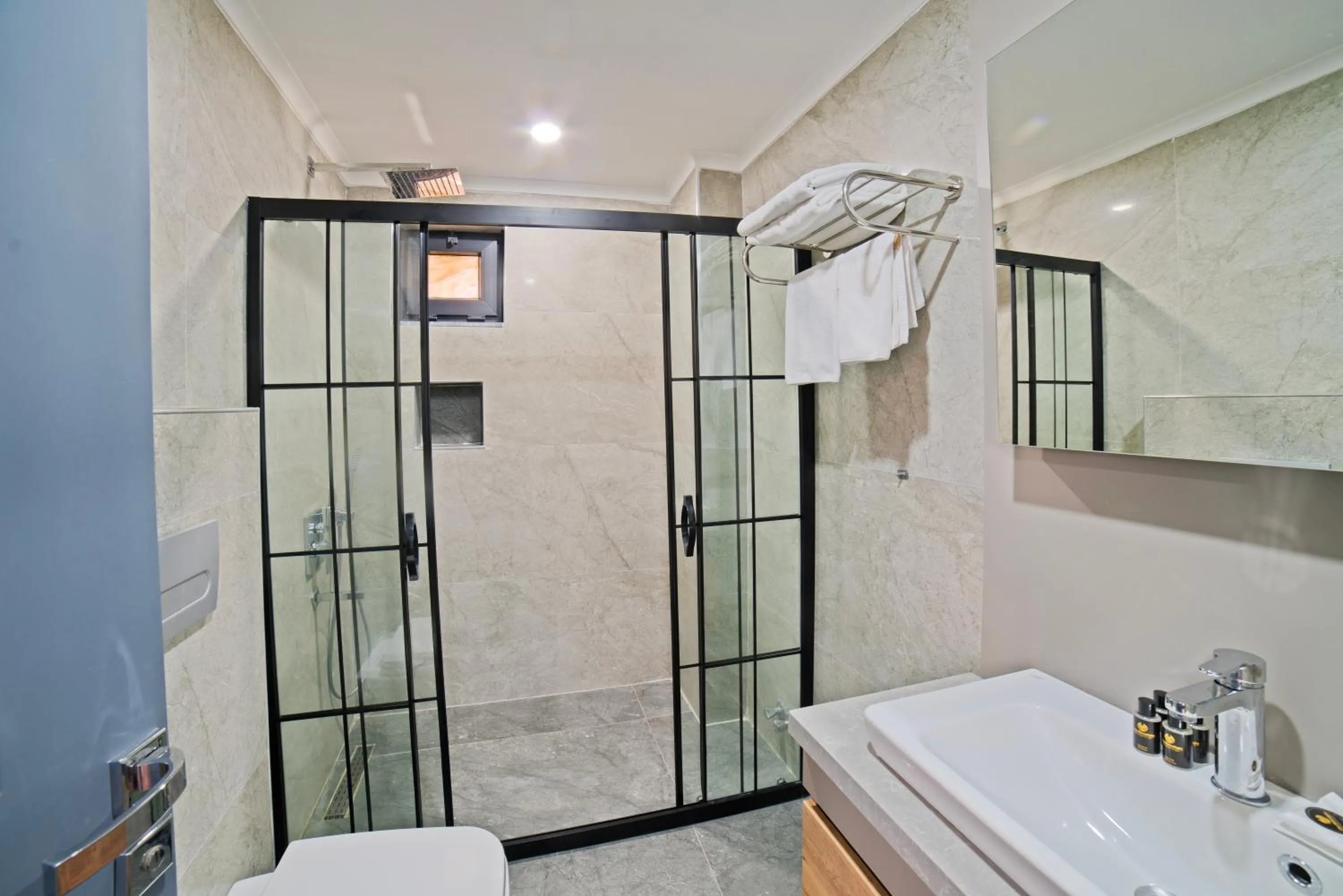 Shower in City Moonlight Apart Hotel